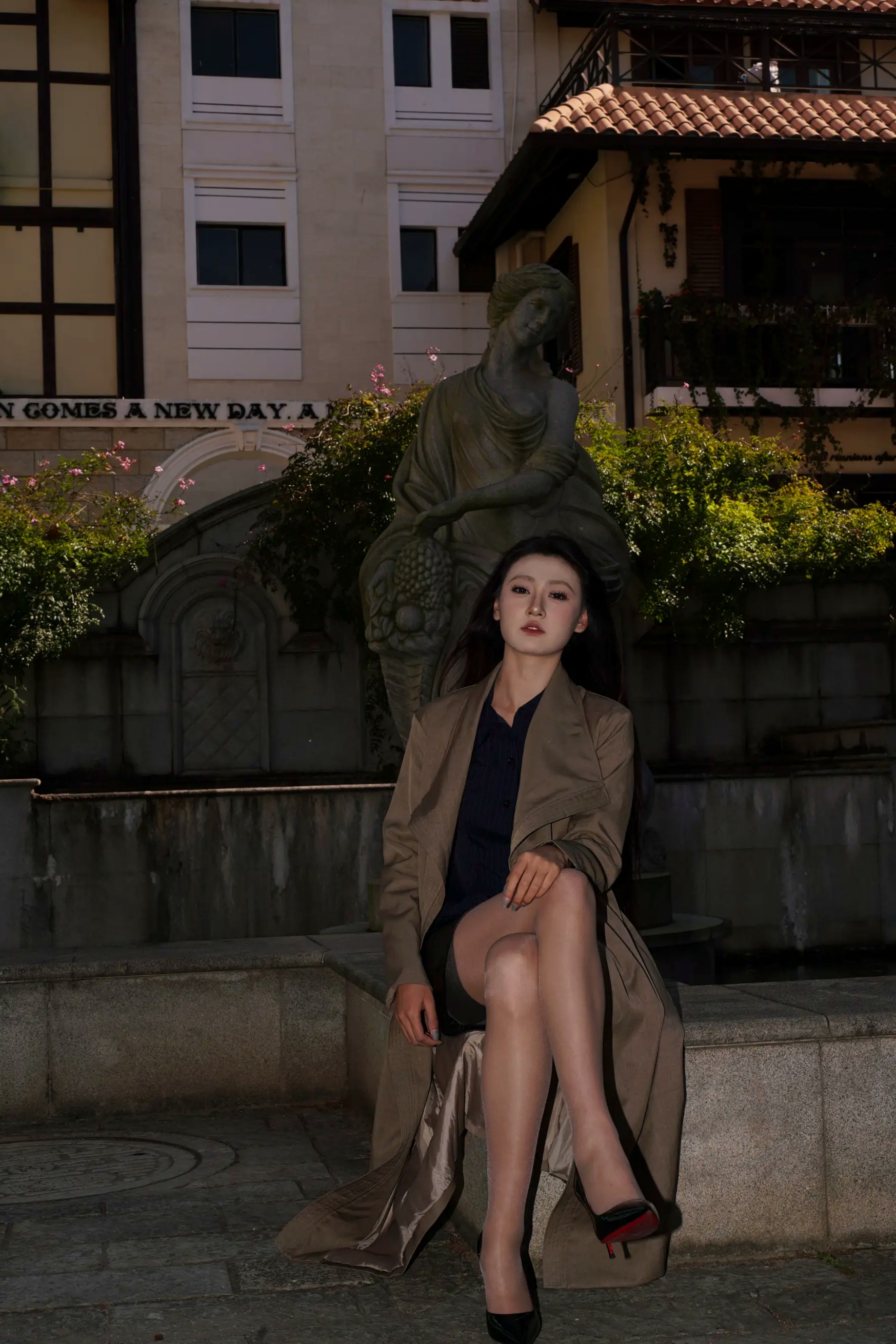 Gallery - 黑色皮裙：职场风深蓝条纹衬衫与包臀皮裙街拍，尽显修长美腿与冷艳御姐气质性感御女郎 - Royal Lady 美腿街拍冷艳 女神私房照_秀色女神 - image 9