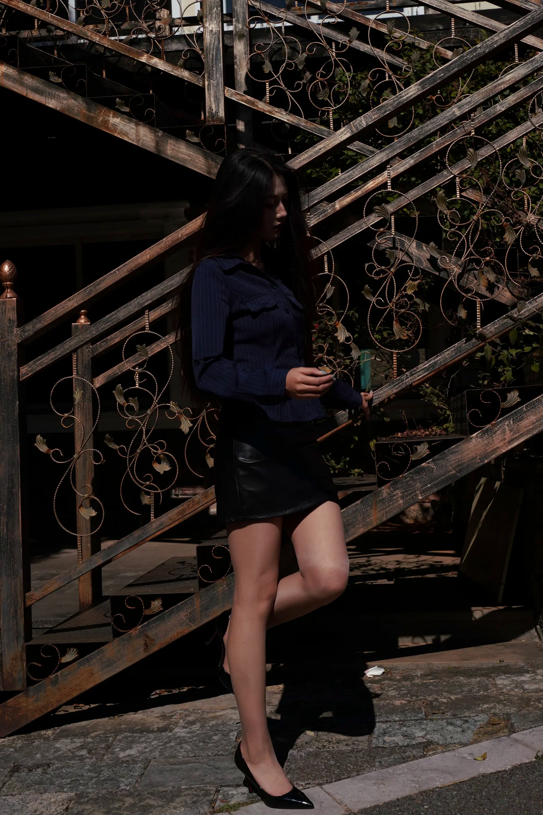 黑色皮裙：职场风深蓝条纹衬衫与包臀皮裙街拍，尽显修长美腿与冷艳御姐气质