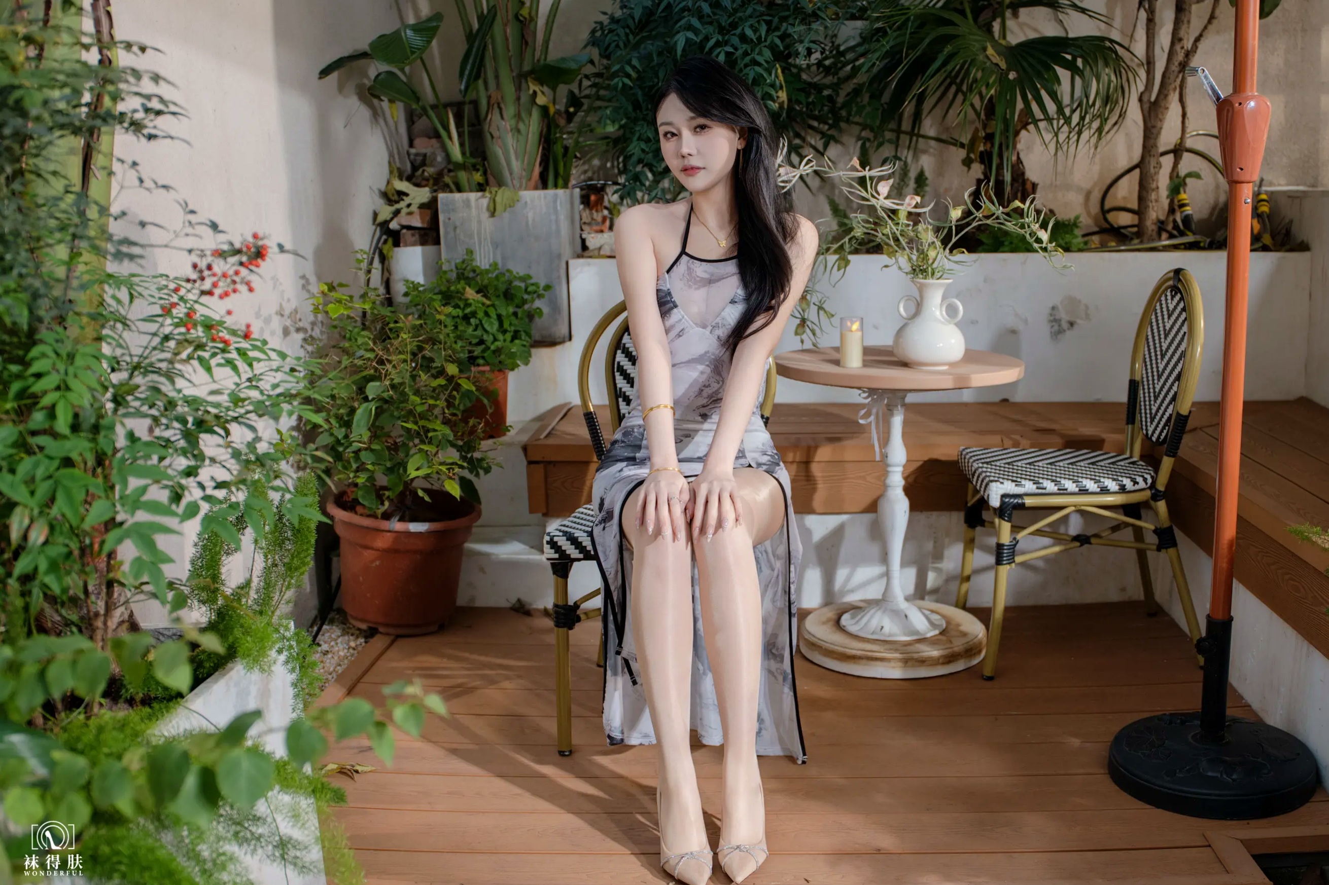 Gallery - 袜得肤 竹子水墨吊带长裙私房写真，气质女神户外花园美腿丝袜诱惑 [22P]丝袜美腿气质户外私房照 女神私房照_秀色女神 - image 4