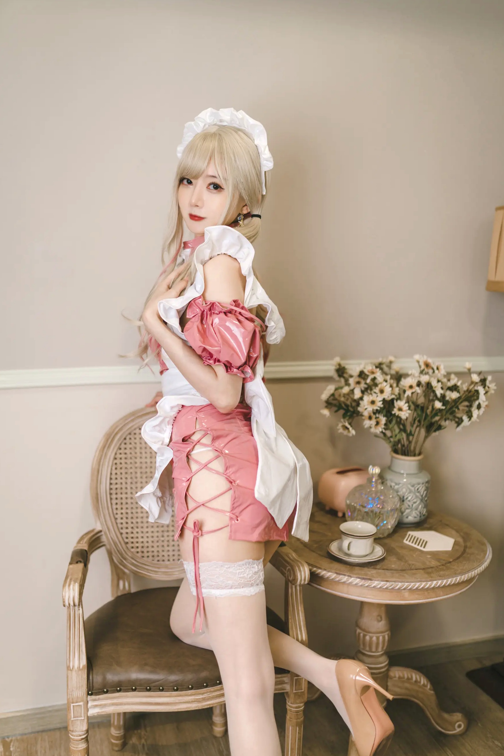 Gallery - 51酱修女风私房写真：蕾丝白丝美腿诱惑，居家氛围感十足的精致绝美瞬间角色扮演丝袜美腿私房照诱惑 女神私房照_秀色女神 - image 4