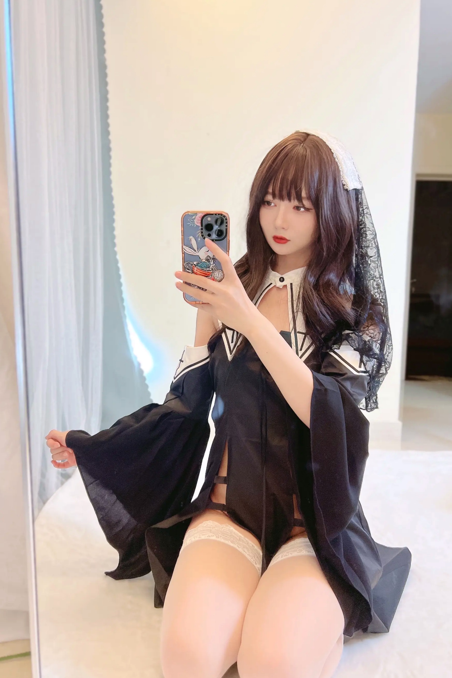 51酱修女风私房写真：蕾丝白丝美腿诱惑，居家氛围感十足的精致绝美瞬间