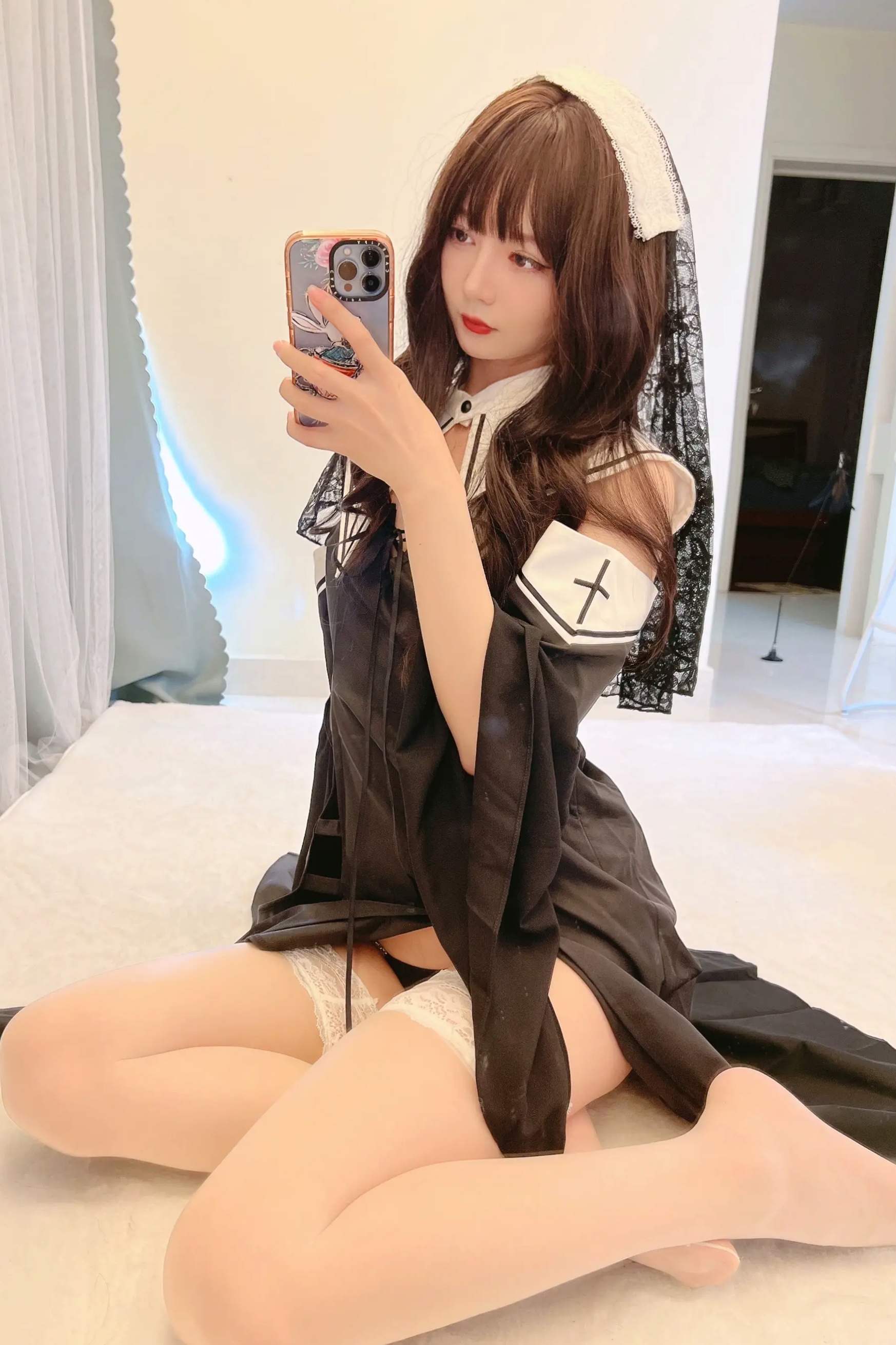 51酱修女风私房写真：蕾丝白丝美腿诱惑，居家氛围感十足的精致绝美瞬间