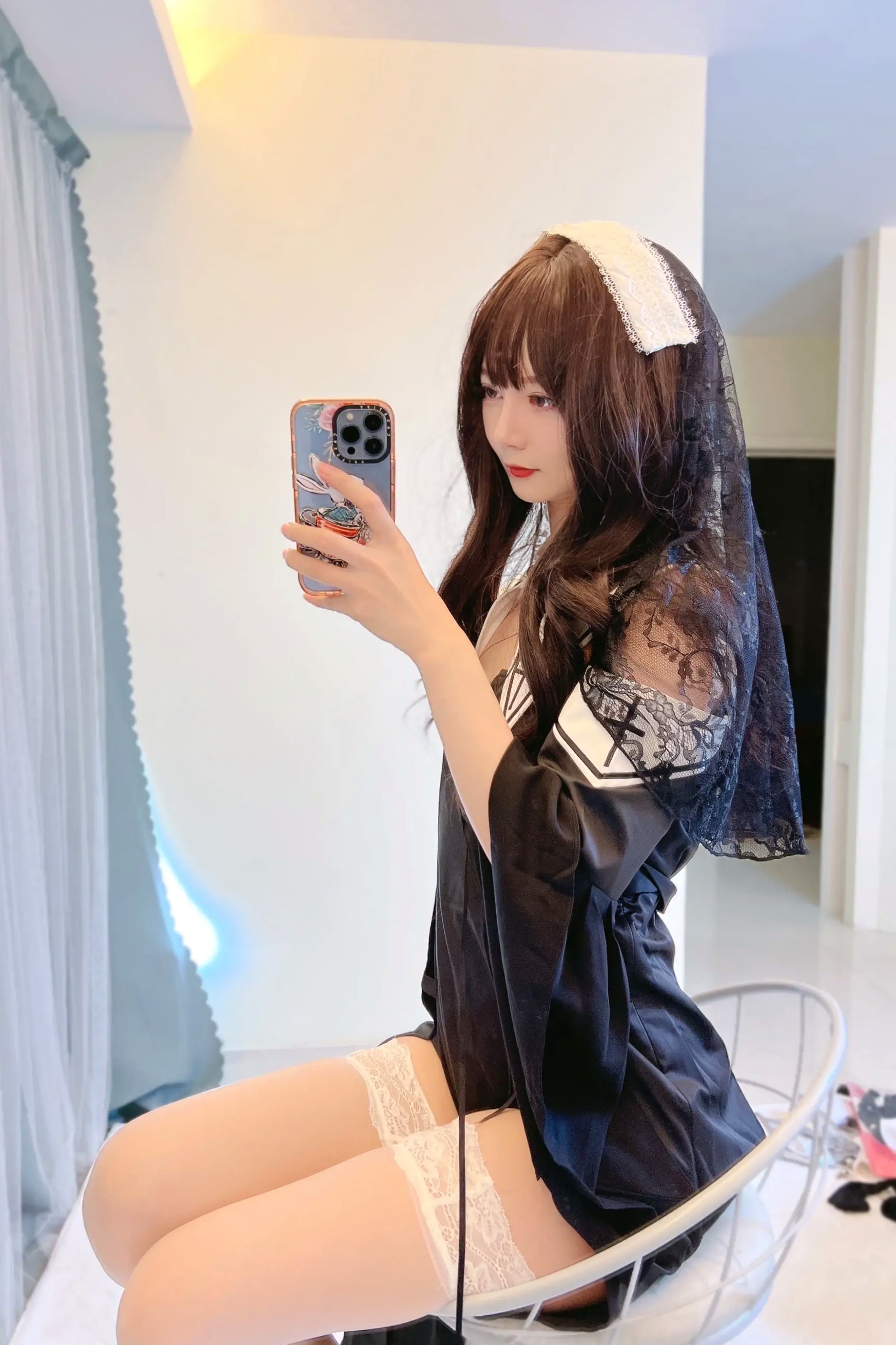 51酱修女风私房写真：蕾丝白丝美腿诱惑，居家氛围感十足的精致绝美瞬间