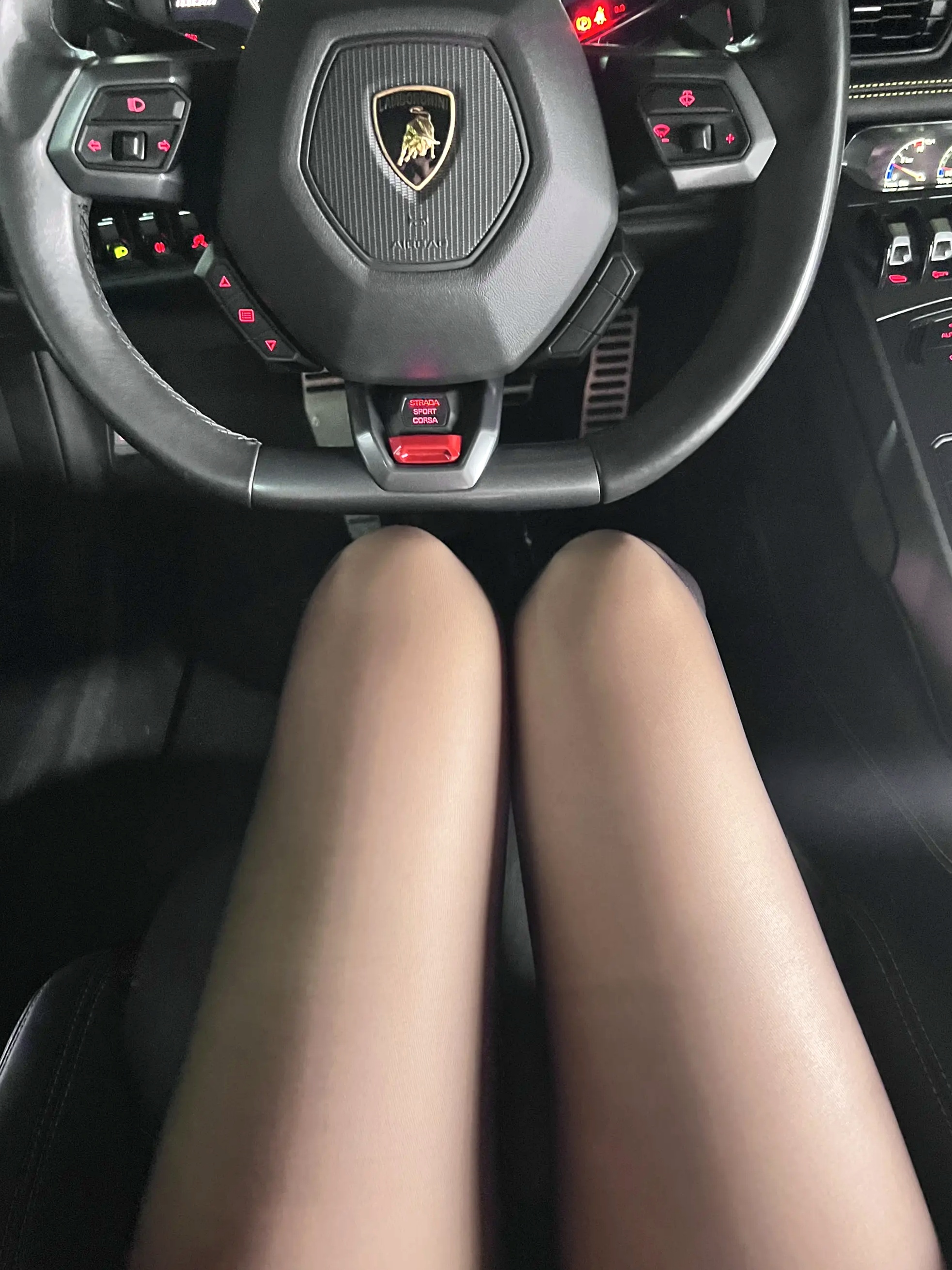 51酱修女风私房写真：蕾丝白丝美腿诱惑，居家氛围感十足的精致绝美瞬间