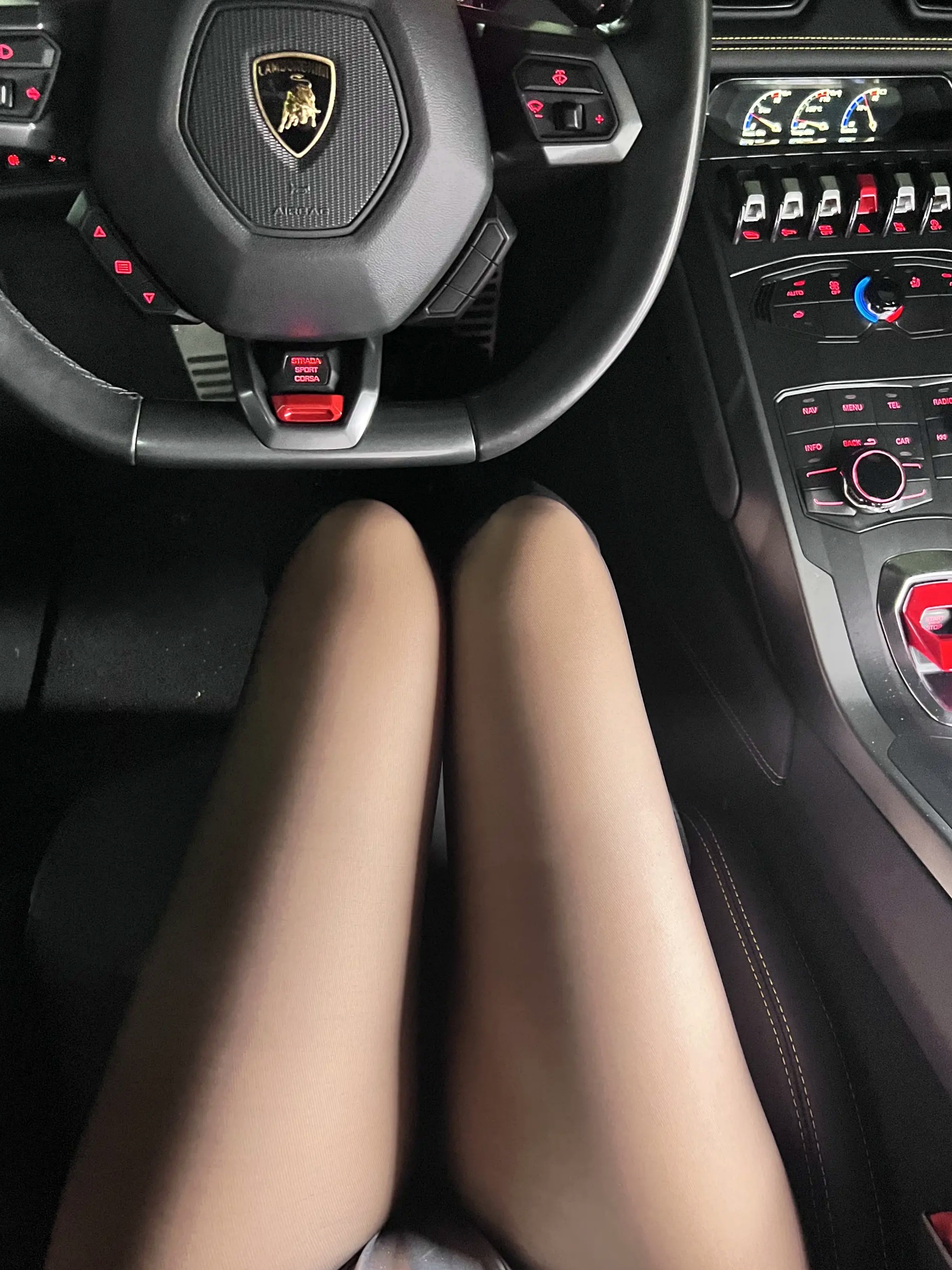 51酱修女风私房写真：蕾丝白丝美腿诱惑，居家氛围感十足的精致绝美瞬间