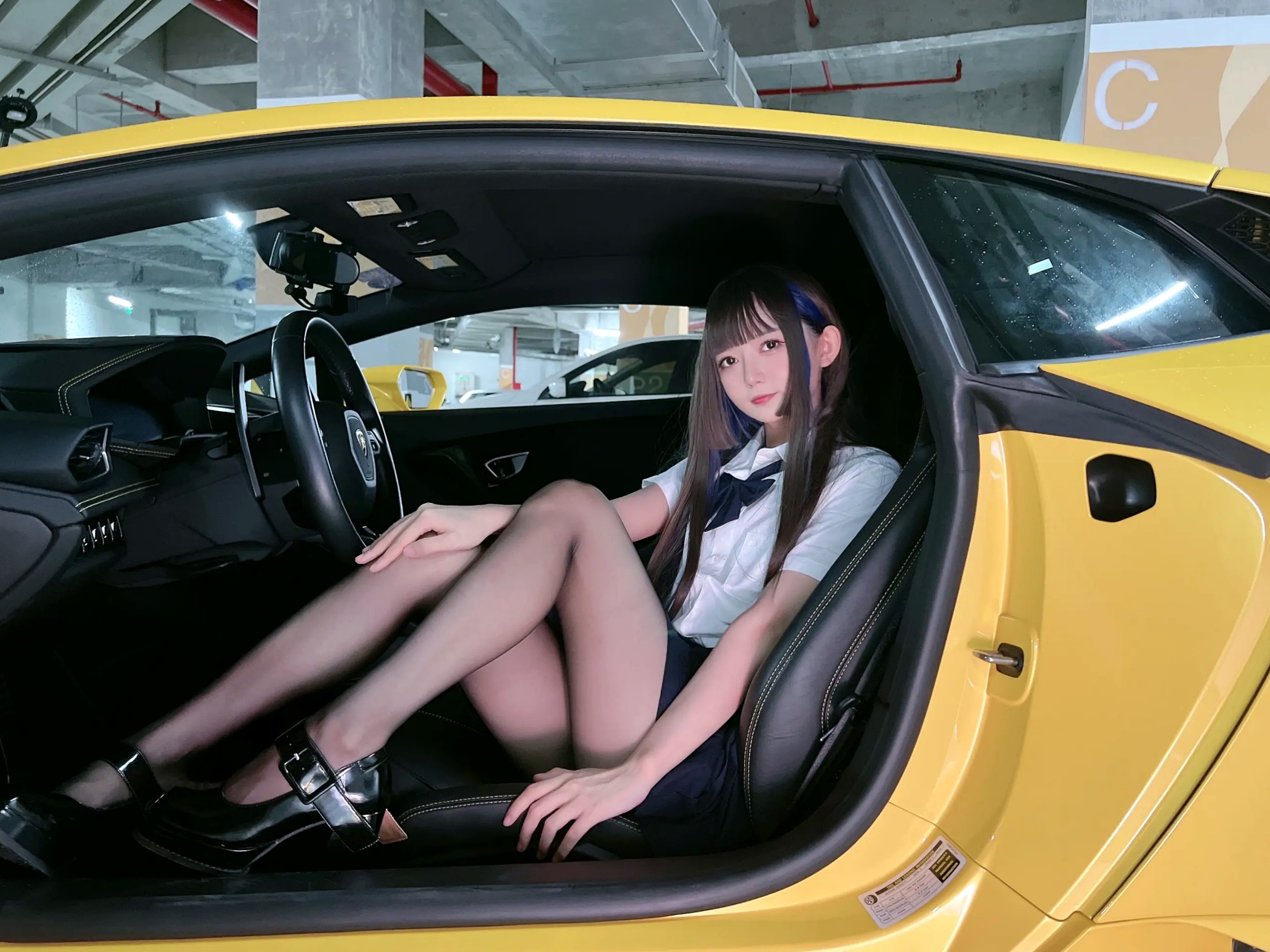 51酱修女风私房写真：蕾丝白丝美腿诱惑，居家氛围感十足的精致绝美瞬间