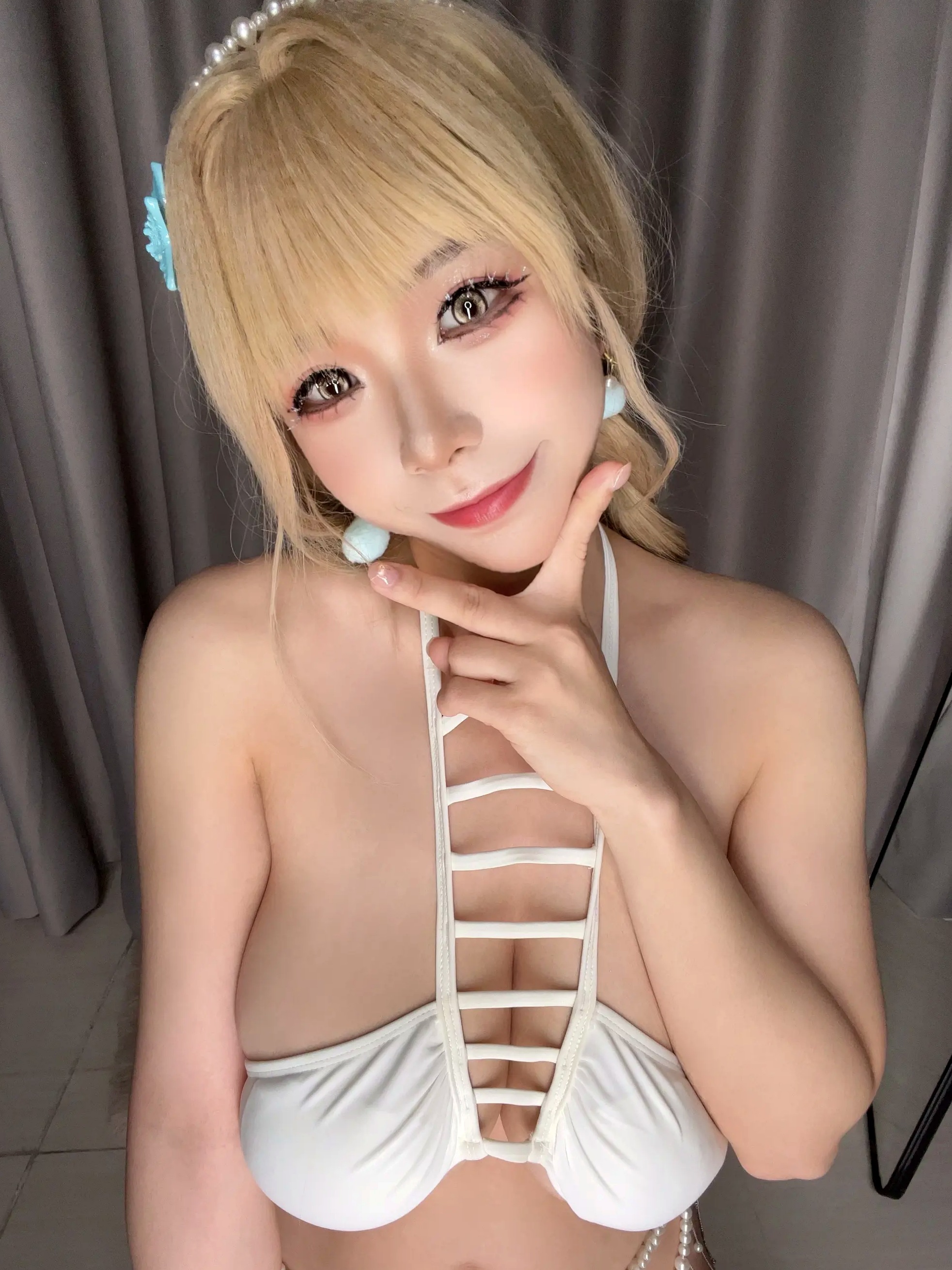 自闭颜球球(无颜小天使wy)白色比基尼私房诱惑写真，童颜巨乳尽显极致性感身材 [28P]