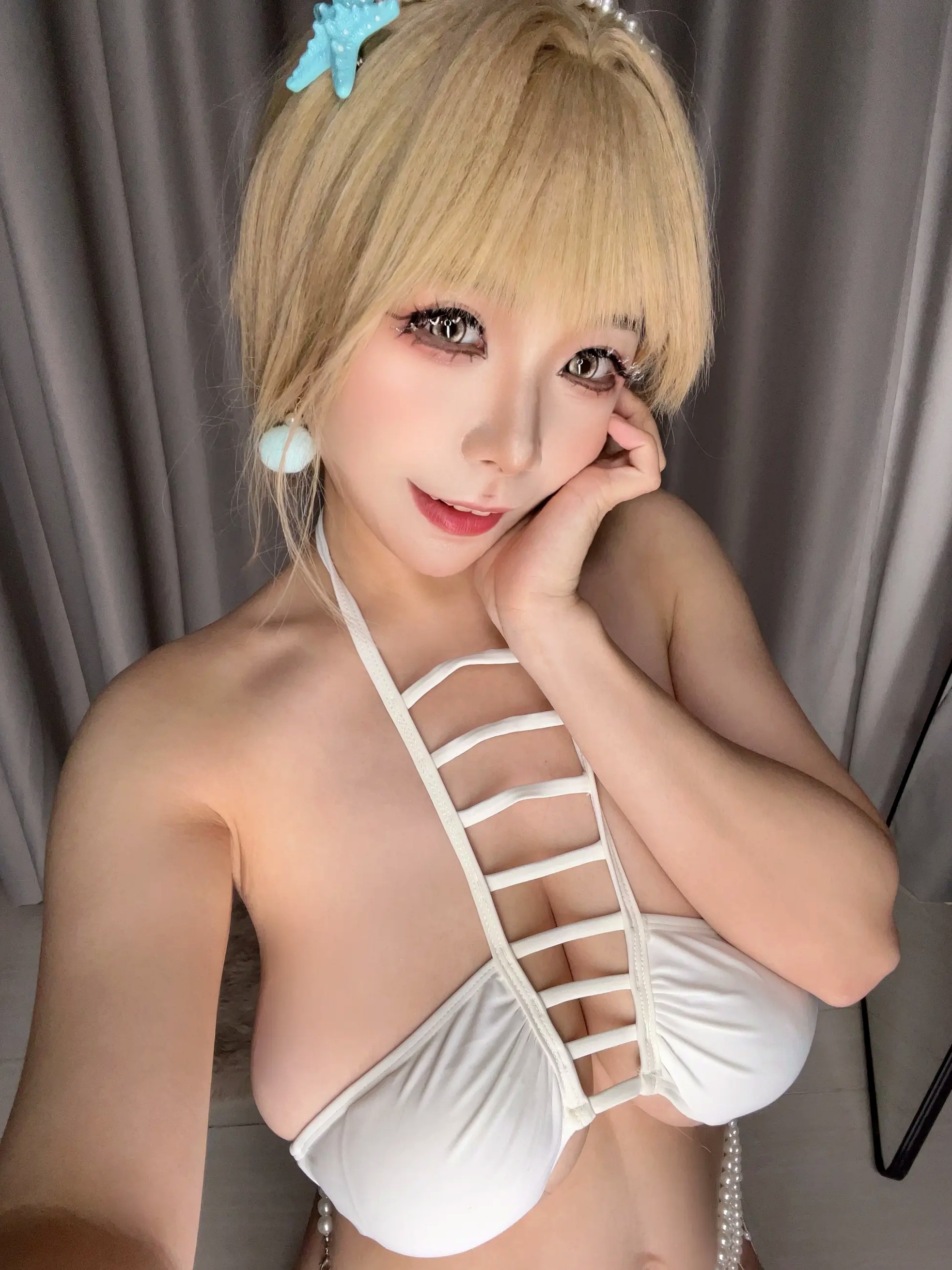 自闭颜球球(无颜小天使wy)白色比基尼私房诱惑写真，童颜巨乳尽显极致性感身材 [28P]
