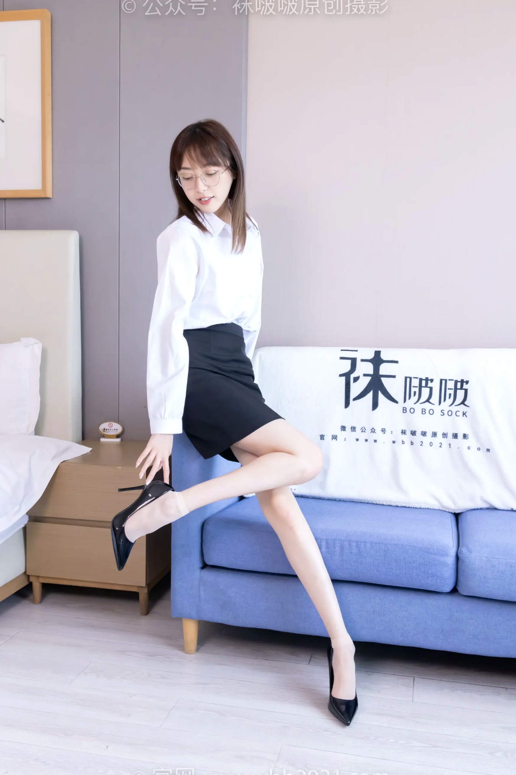 BoBoSocks袜啵啵 稚予清纯知性OL风，黑丝肉丝美腿搭配高跟鞋，优雅女神职场私房写真 [85P]