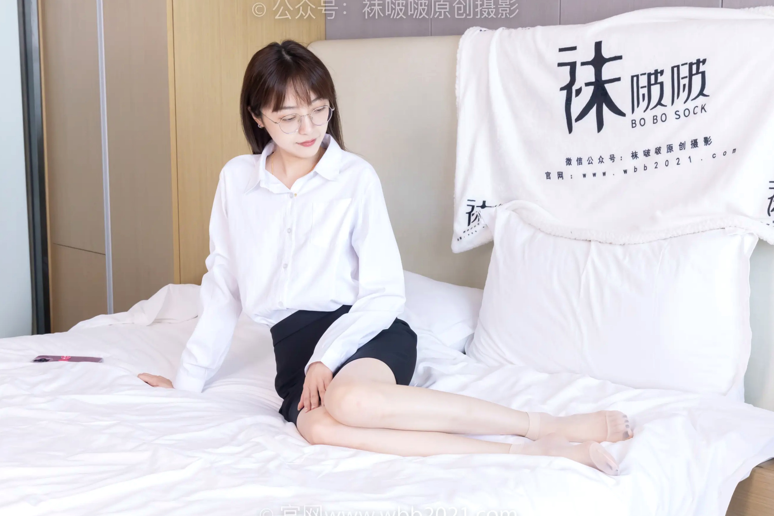 BoBoSocks袜啵啵 稚予清纯知性OL风，黑丝肉丝美腿搭配高跟鞋，优雅女神职场私房写真 [85P]