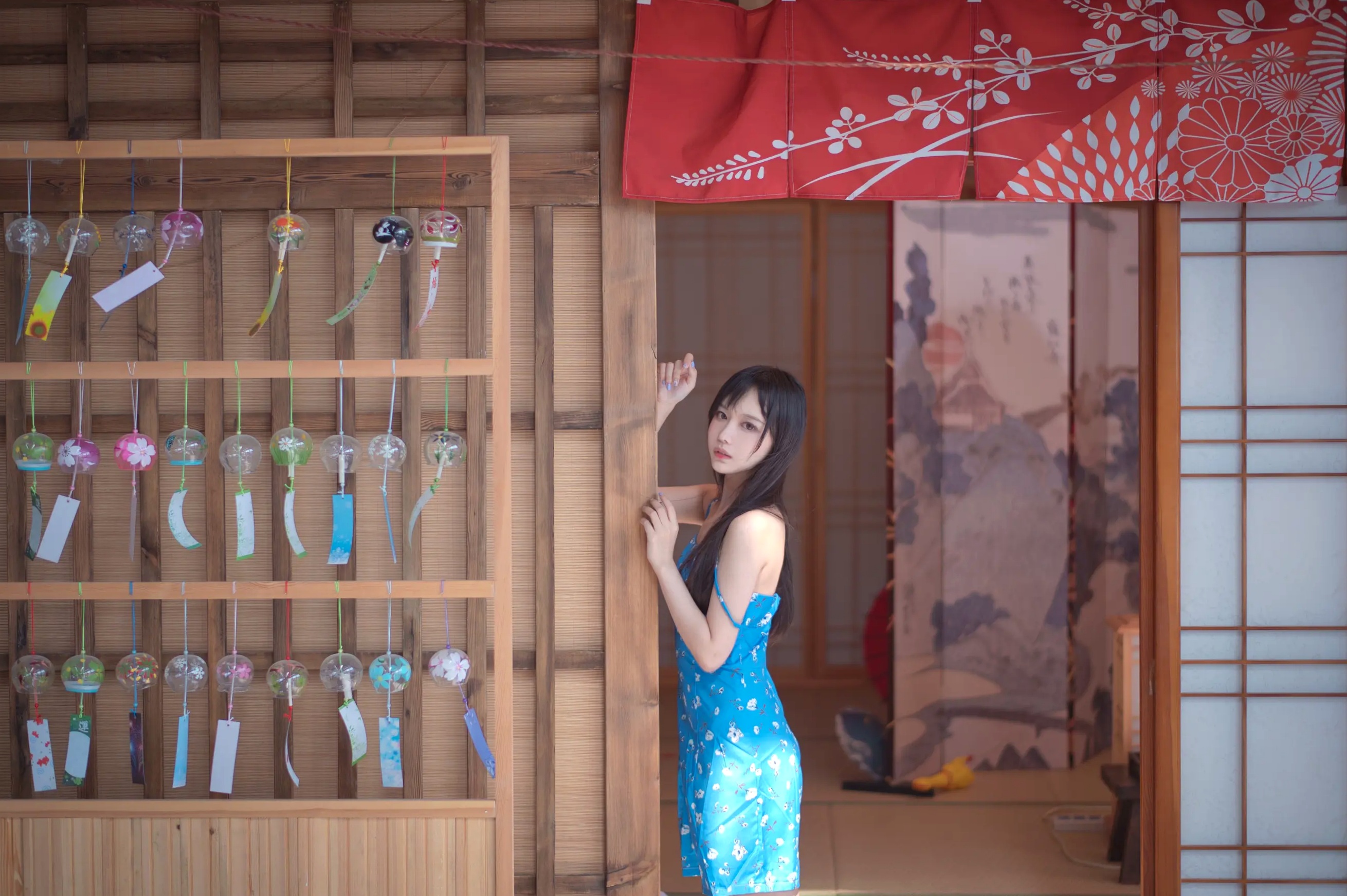 Shika小鹿鹿日式榻榻米蓝裙私房写真，清新纯欲风展现动人曲线，极具治愈感的日系美少女[16P]