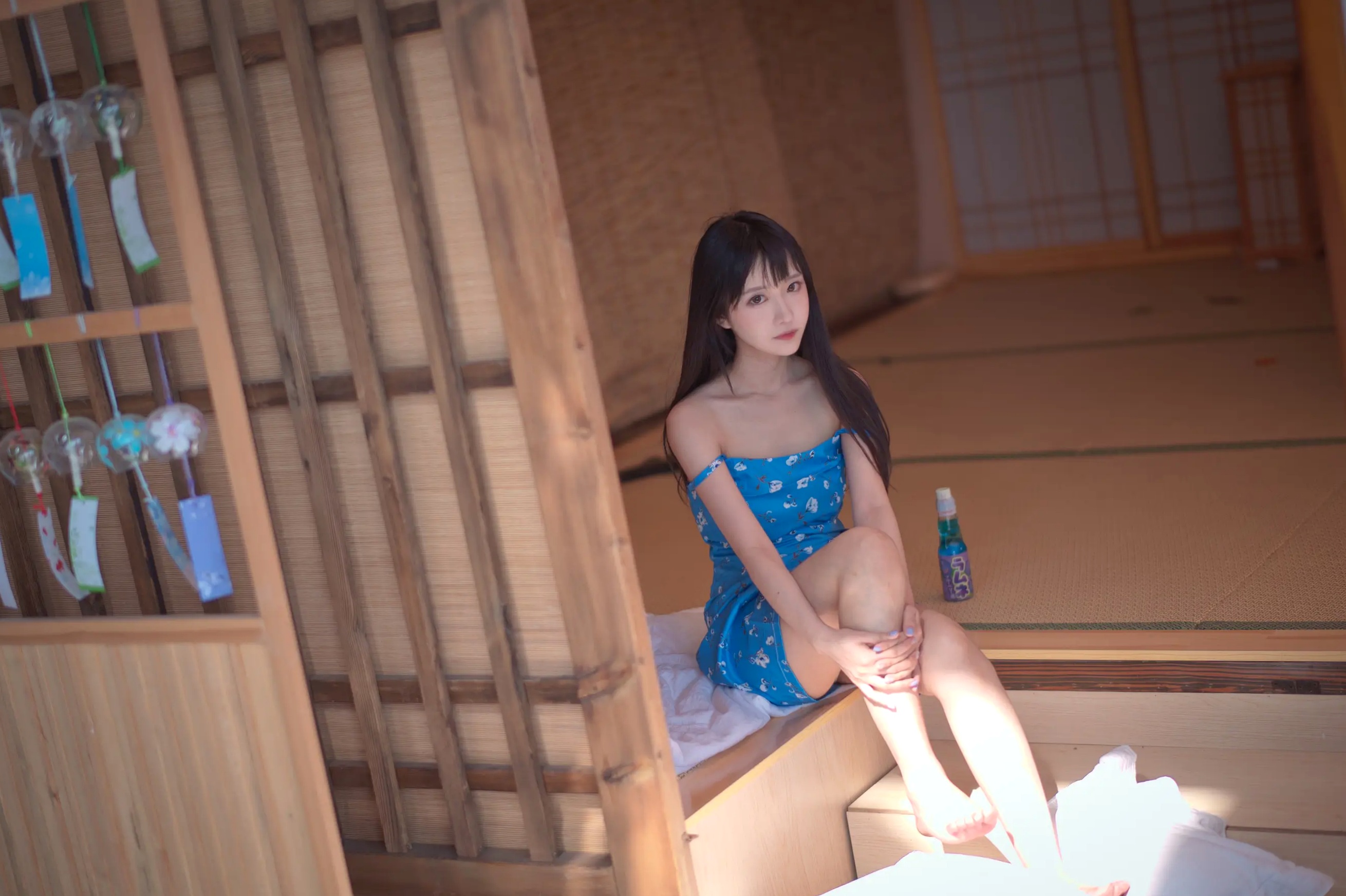 Shika小鹿鹿日式榻榻米蓝裙私房写真，清新纯欲风展现动人曲线，极具治愈感的日系美少女[16P]