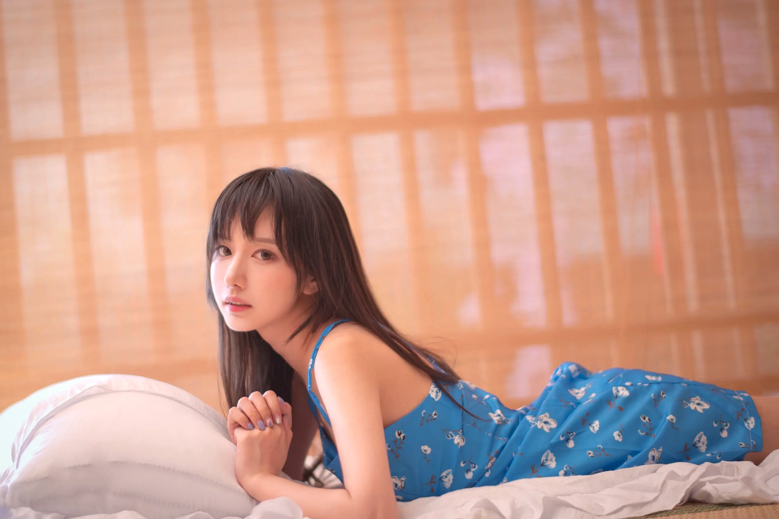 Shika小鹿鹿日式榻榻米蓝裙私房写真，清新纯欲风展现动人曲线，极具治愈感的日系美少女[16P]