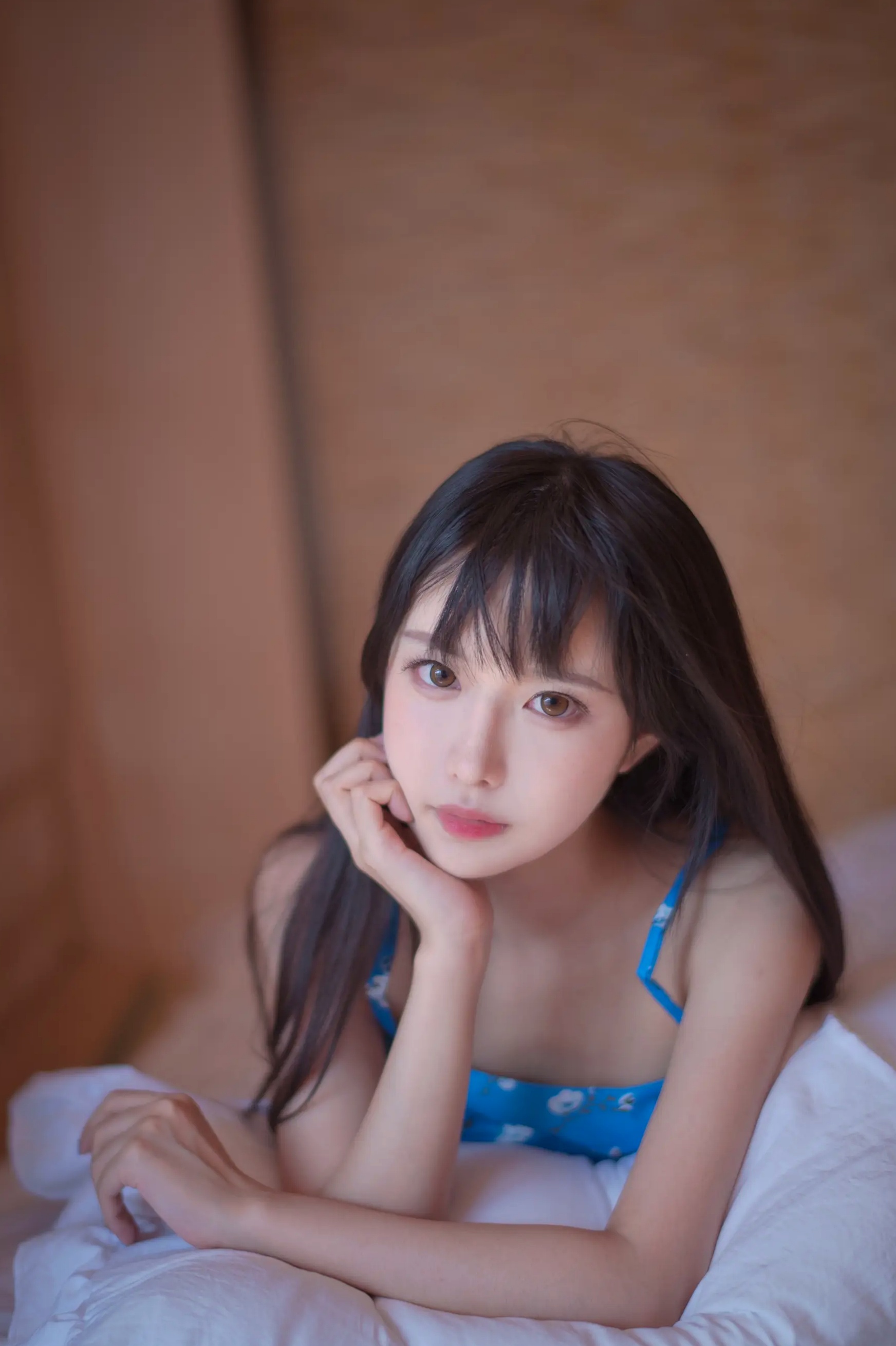 Shika小鹿鹿日式榻榻米蓝裙私房写真，清新纯欲风展现动人曲线，极具治愈感的日系美少女[16P]