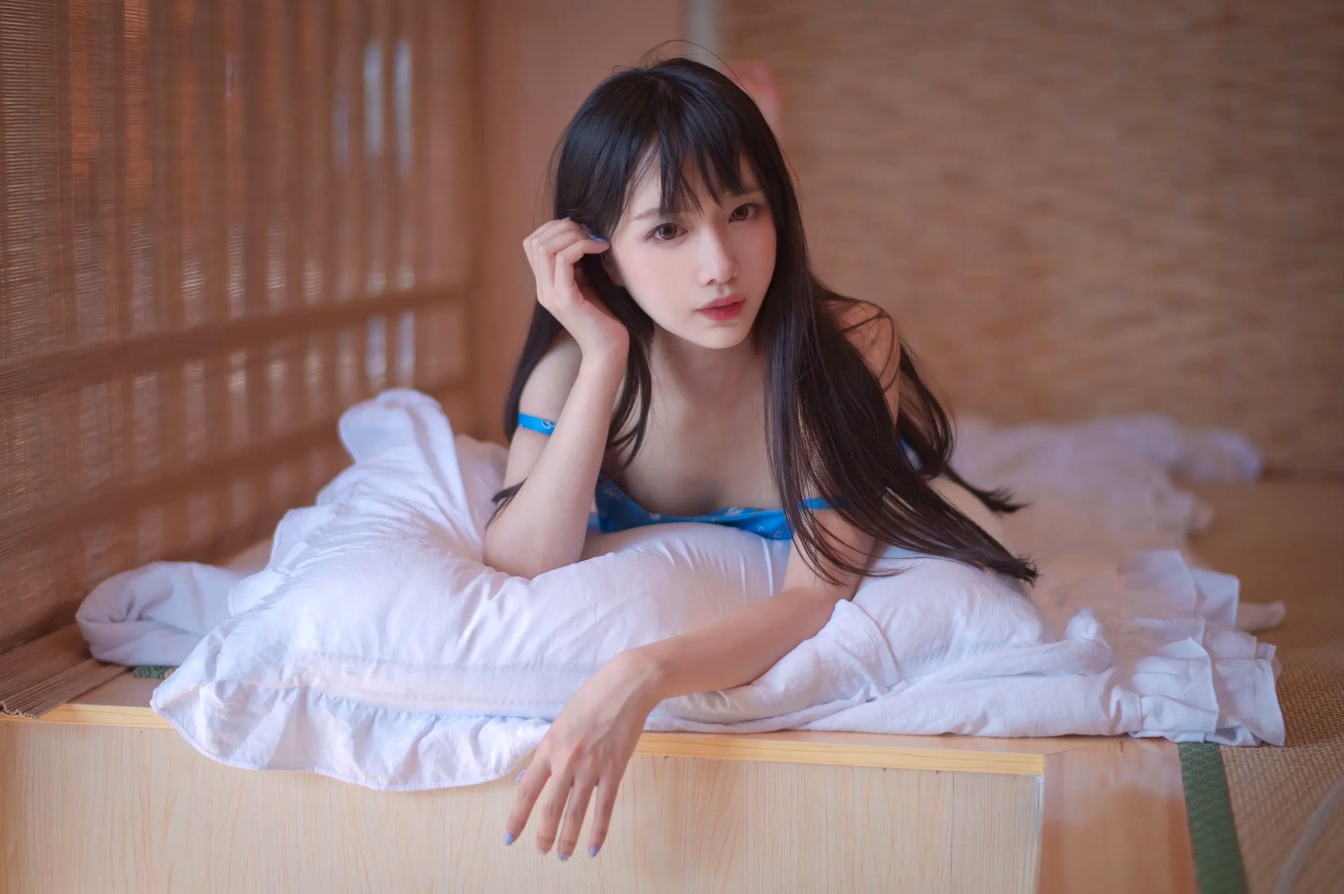 Shika小鹿鹿日式榻榻米蓝裙私房写真，清新纯欲风展现动人曲线，极具治愈感的日系美少女[16P]