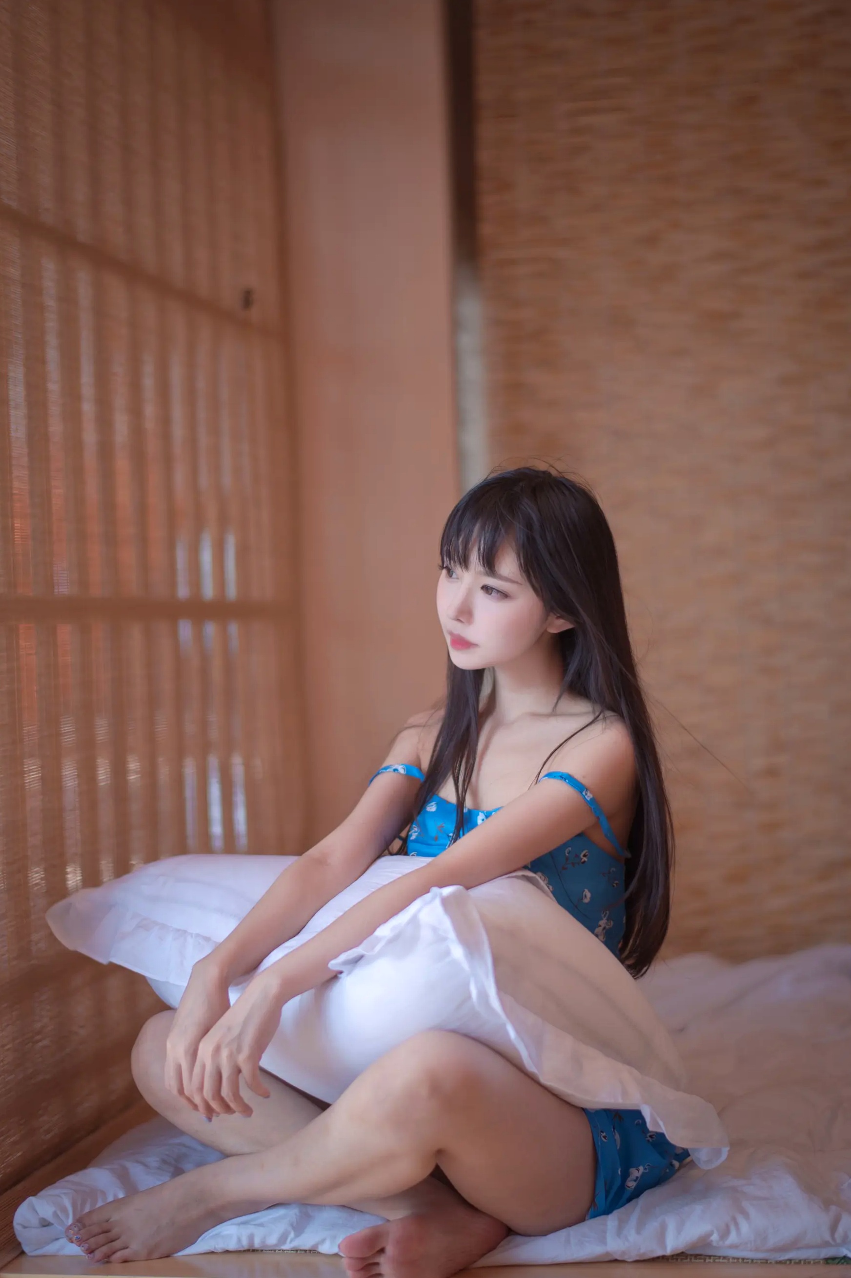 Shika小鹿鹿日式榻榻米蓝裙私房写真，清新纯欲风展现动人曲线，极具治愈感的日系美少女[16P]