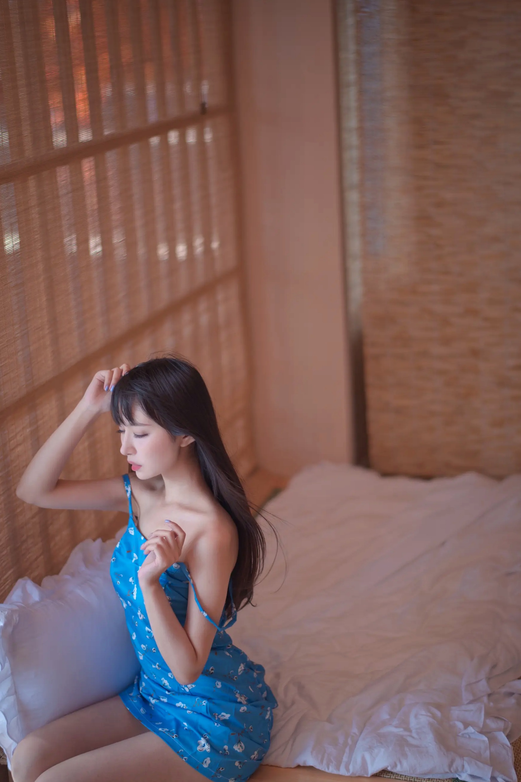Shika小鹿鹿日式榻榻米蓝裙私房写真，清新纯欲风展现动人曲线，极具治愈感的日系美少女[16P]