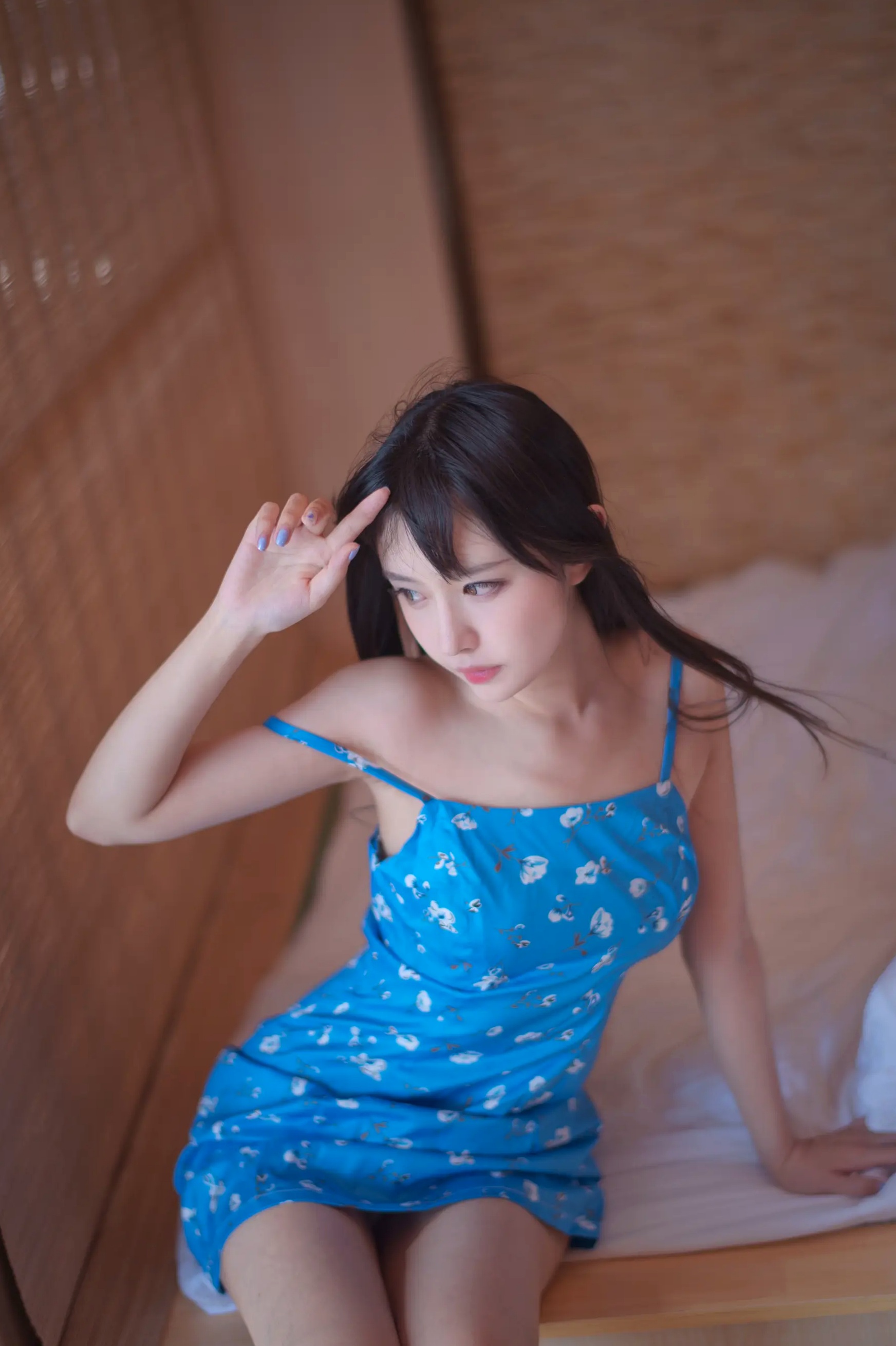 Shika小鹿鹿日式榻榻米蓝裙私房写真，清新纯欲风展现动人曲线，极具治愈感的日系美少女[16P]