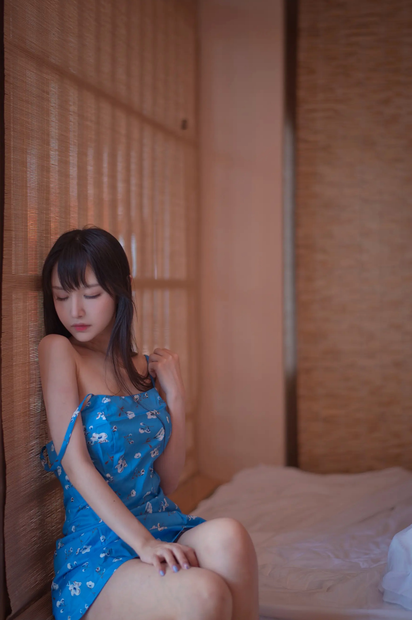 Shika小鹿鹿日式榻榻米蓝裙私房写真，清新纯欲风展现动人曲线，极具治愈感的日系美少女[16P]