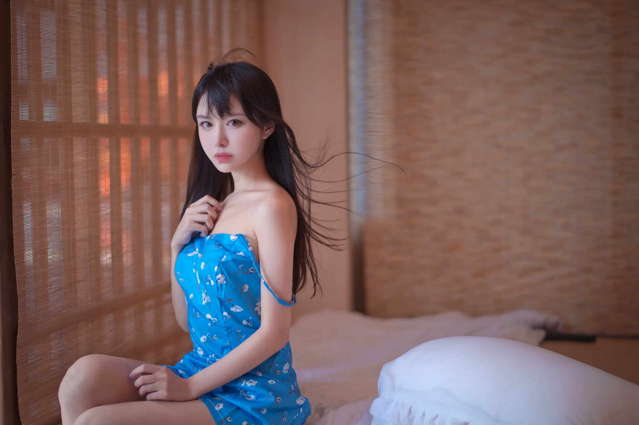 Shika小鹿鹿日式榻榻米蓝裙私房写真，清新纯欲风展现动人曲线，极具治愈感的日系美少女[16P]