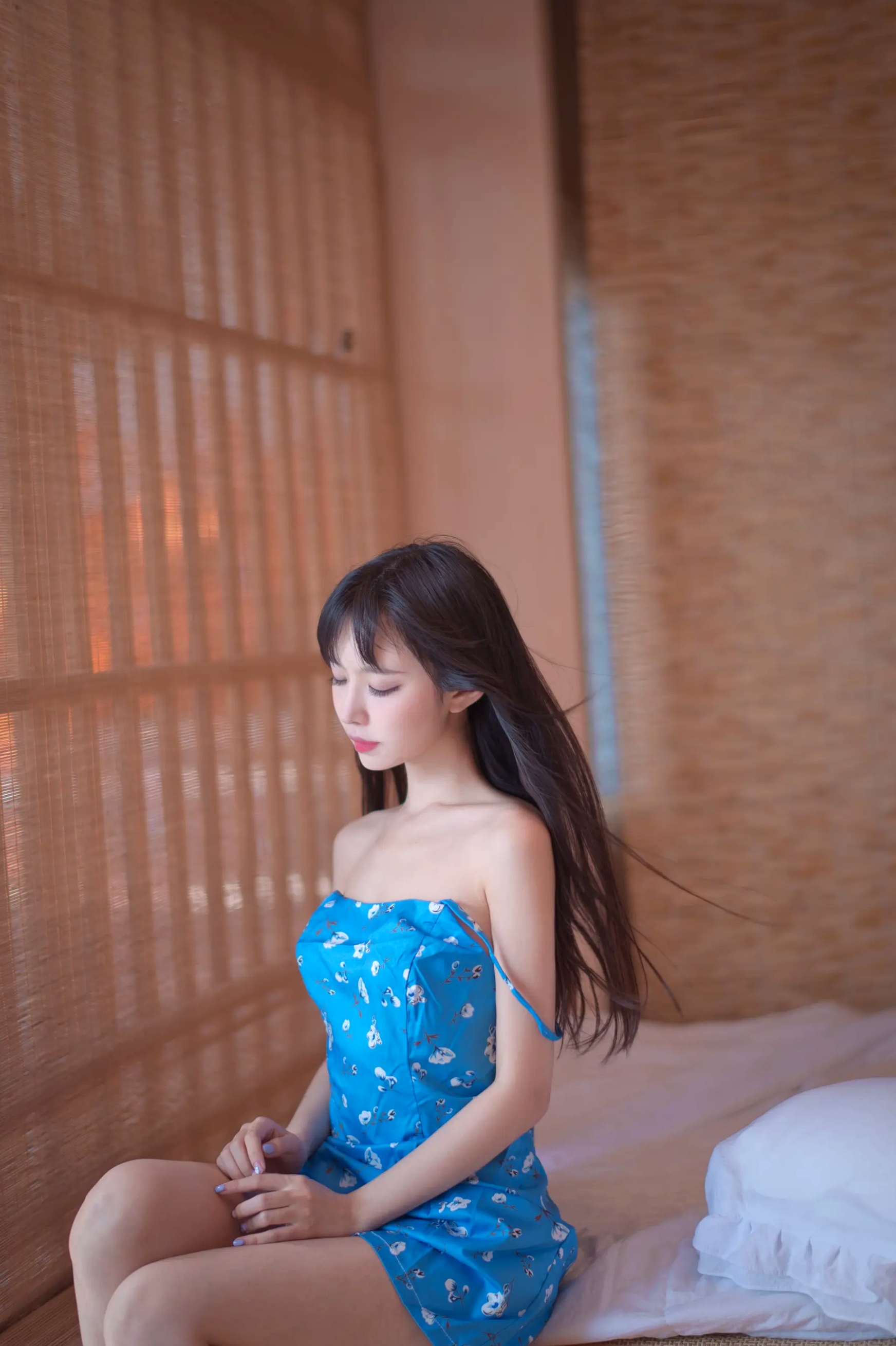 Shika小鹿鹿日式榻榻米蓝裙私房写真，清新纯欲风展现动人曲线，极具治愈感的日系美少女[16P]