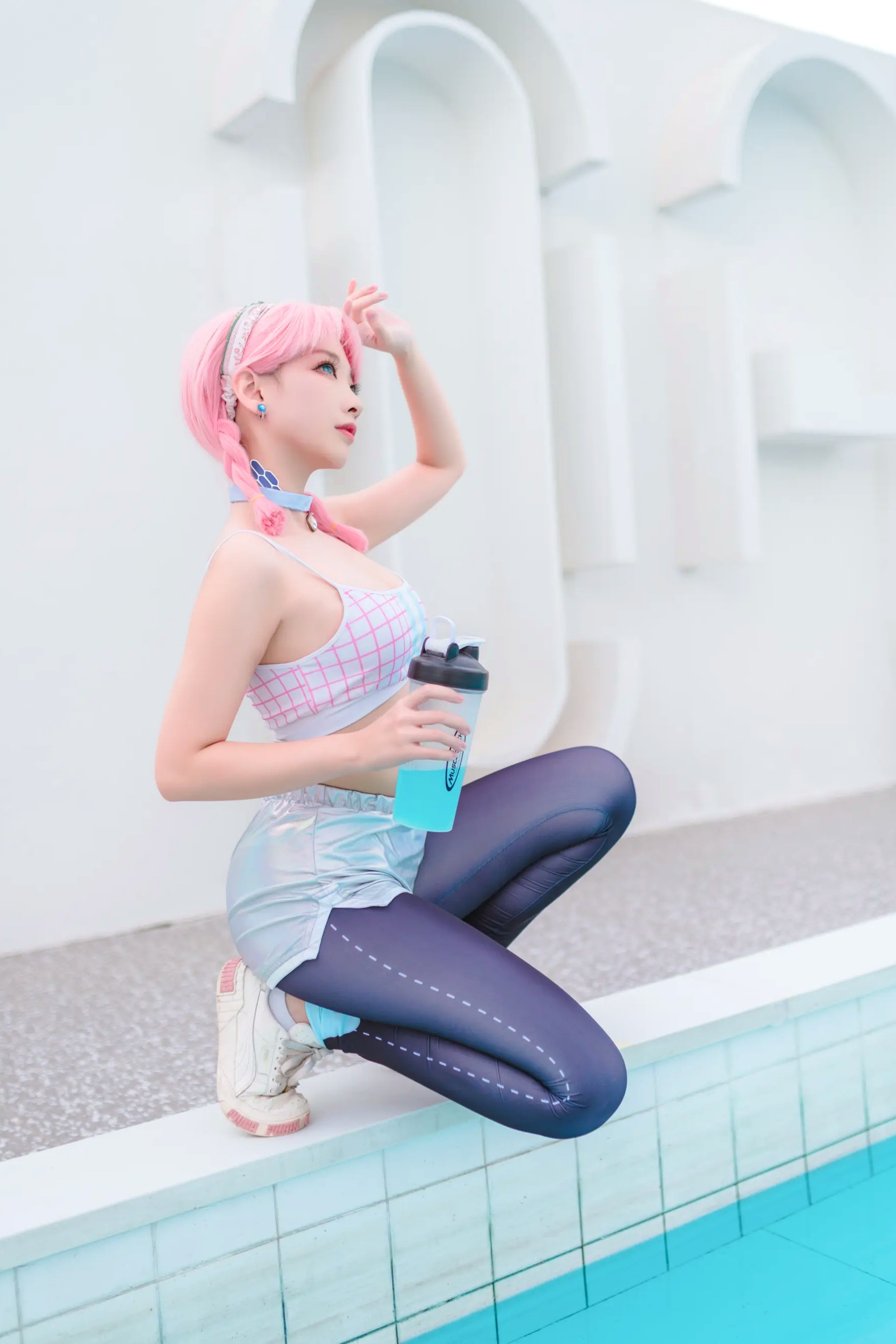 宫本桜蓝毒cosplay，青春活力运动少女，清纯童颜配傲人身材，夏日泳池边诱惑写真，时尚潮流视觉盛宴