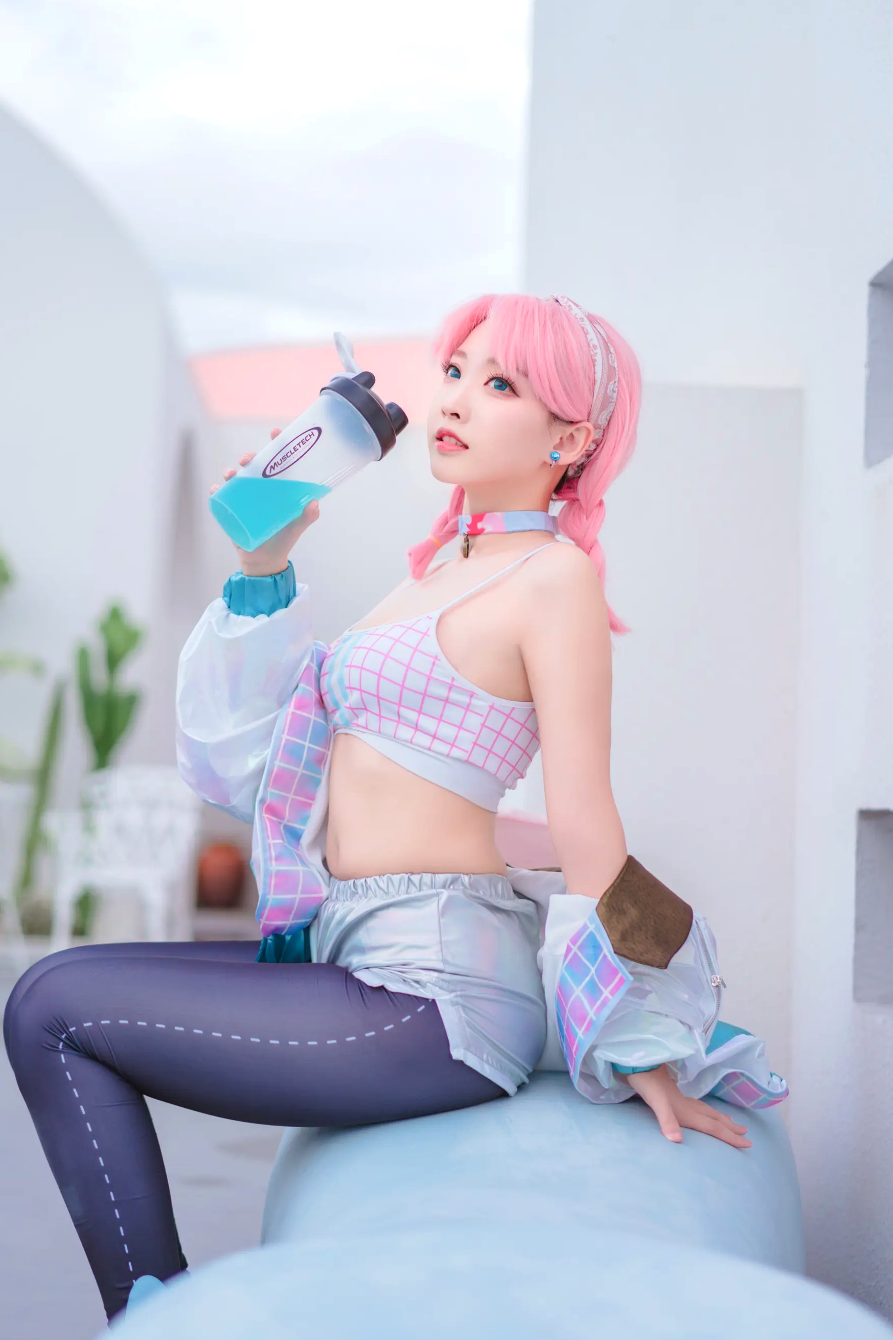宫本桜蓝毒cosplay，青春活力运动少女，清纯童颜配傲人身材，夏日泳池边诱惑写真，时尚潮流视觉盛宴