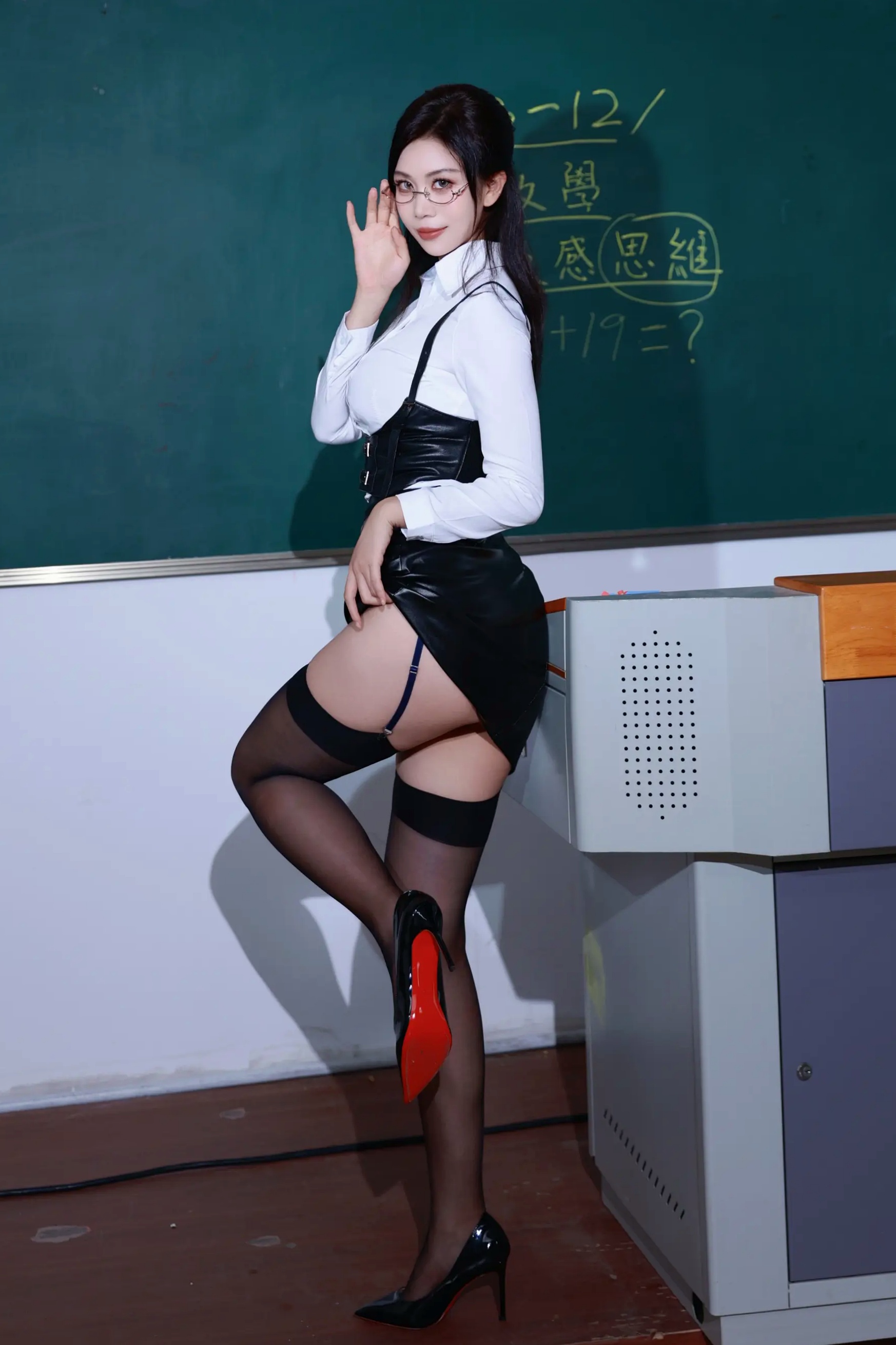 Gallery - 玫瑰我爱你 - 知性教师风格制服诱惑，黑丝内衣教室私房写真制服丝袜诱惑私房照极品性感冷艳内衣黑丝 女神私房照_秀色女神 - image 8