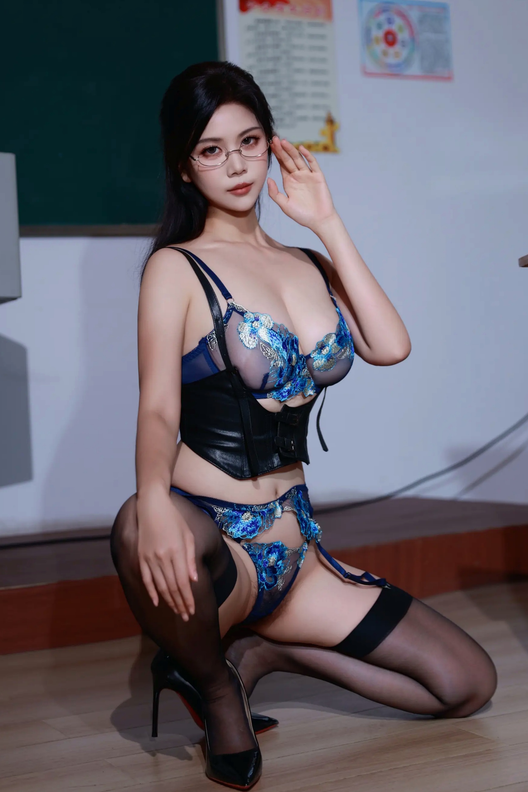 玫瑰我爱你 - 知性教师风格制服诱惑，黑丝内衣教室私房写真