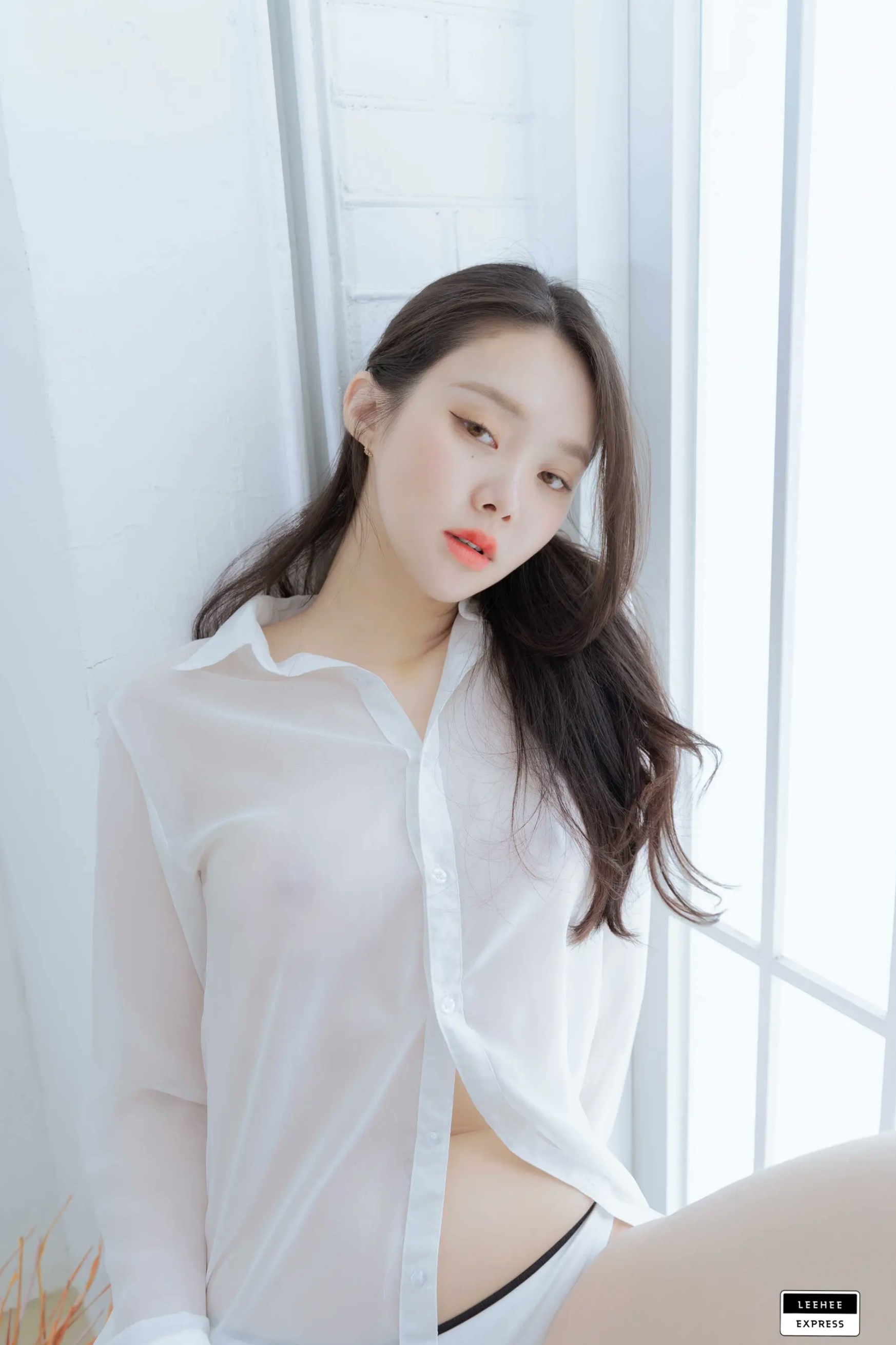 [LEEHEE EXPRESS] LEHF-134 - Inah：简约居家私房，白色透视衬衫下的绝美曲线与极致翘臀
