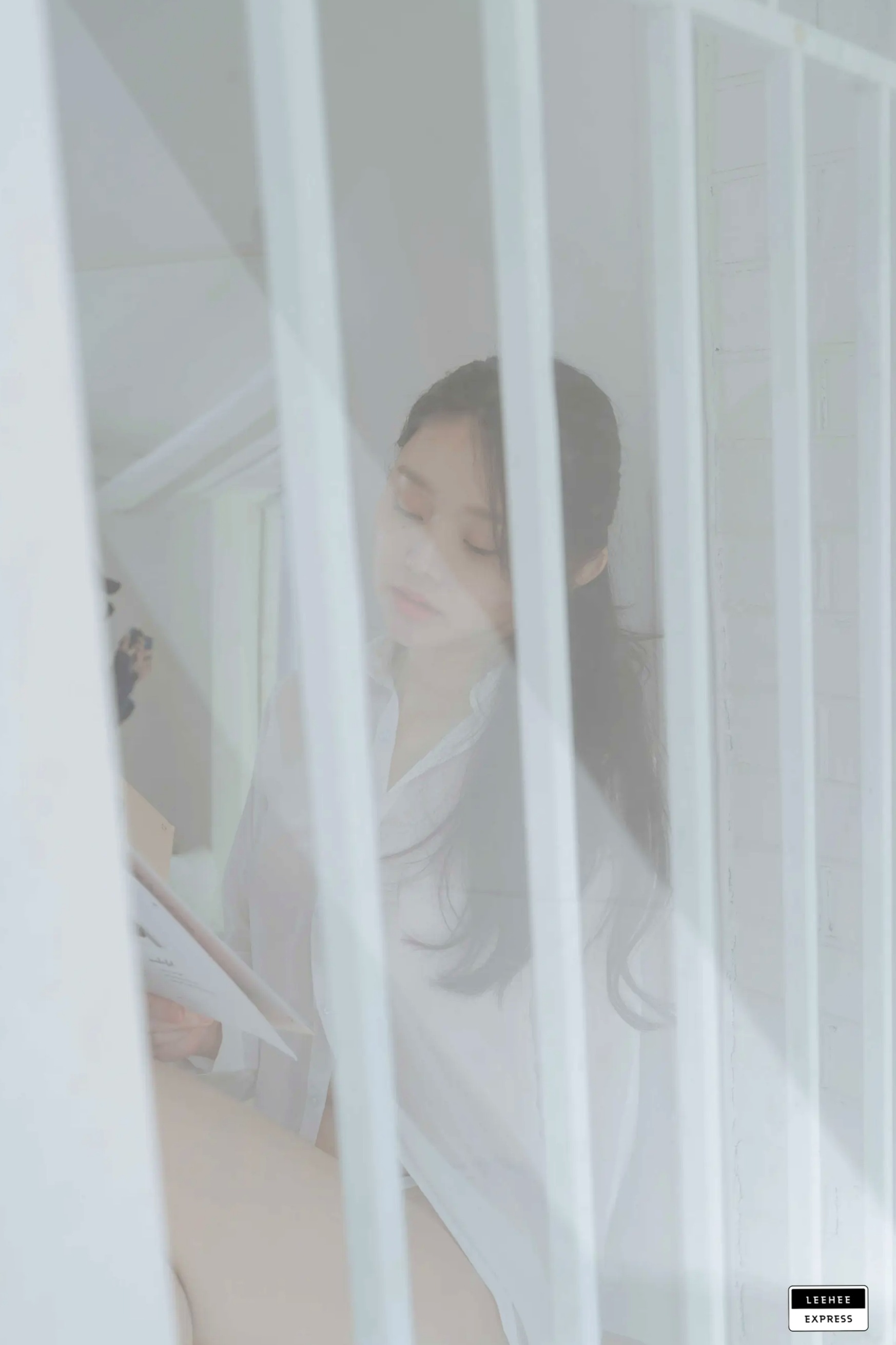 [LEEHEE EXPRESS] LEHF-134 - Inah：简约居家私房，白色透视衬衫下的绝美曲线与极致翘臀