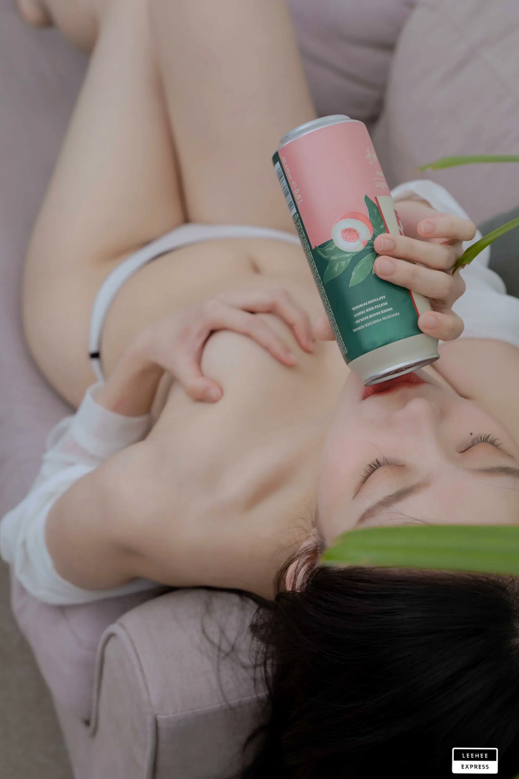 [LEEHEE EXPRESS] LEHF-134 - Inah：简约居家私房，白色透视衬衫下的绝美曲线与极致翘臀
