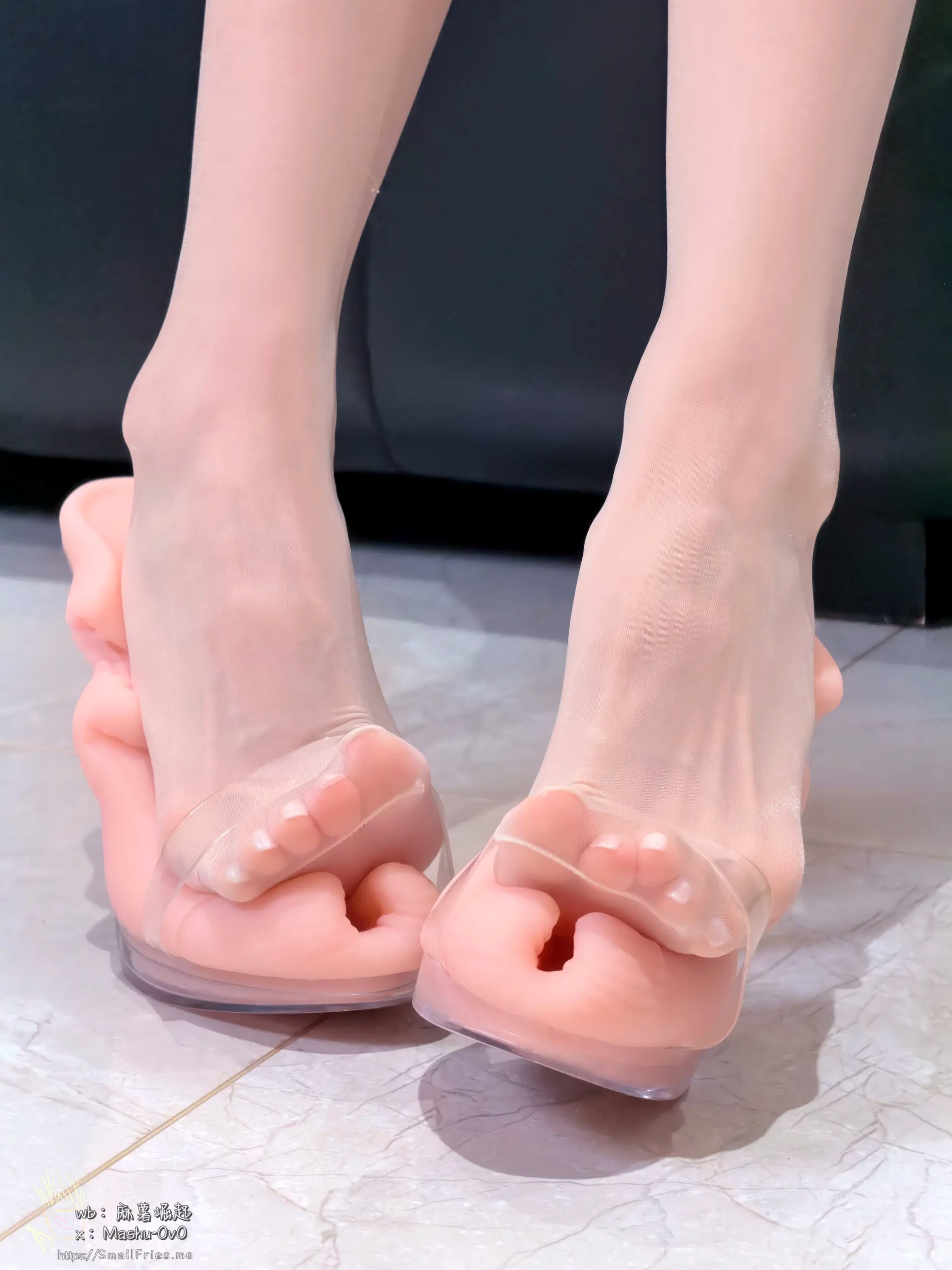 麻薯好吃 - 极品美足丝袜私房写真，精致足控视觉盛宴 [100P]