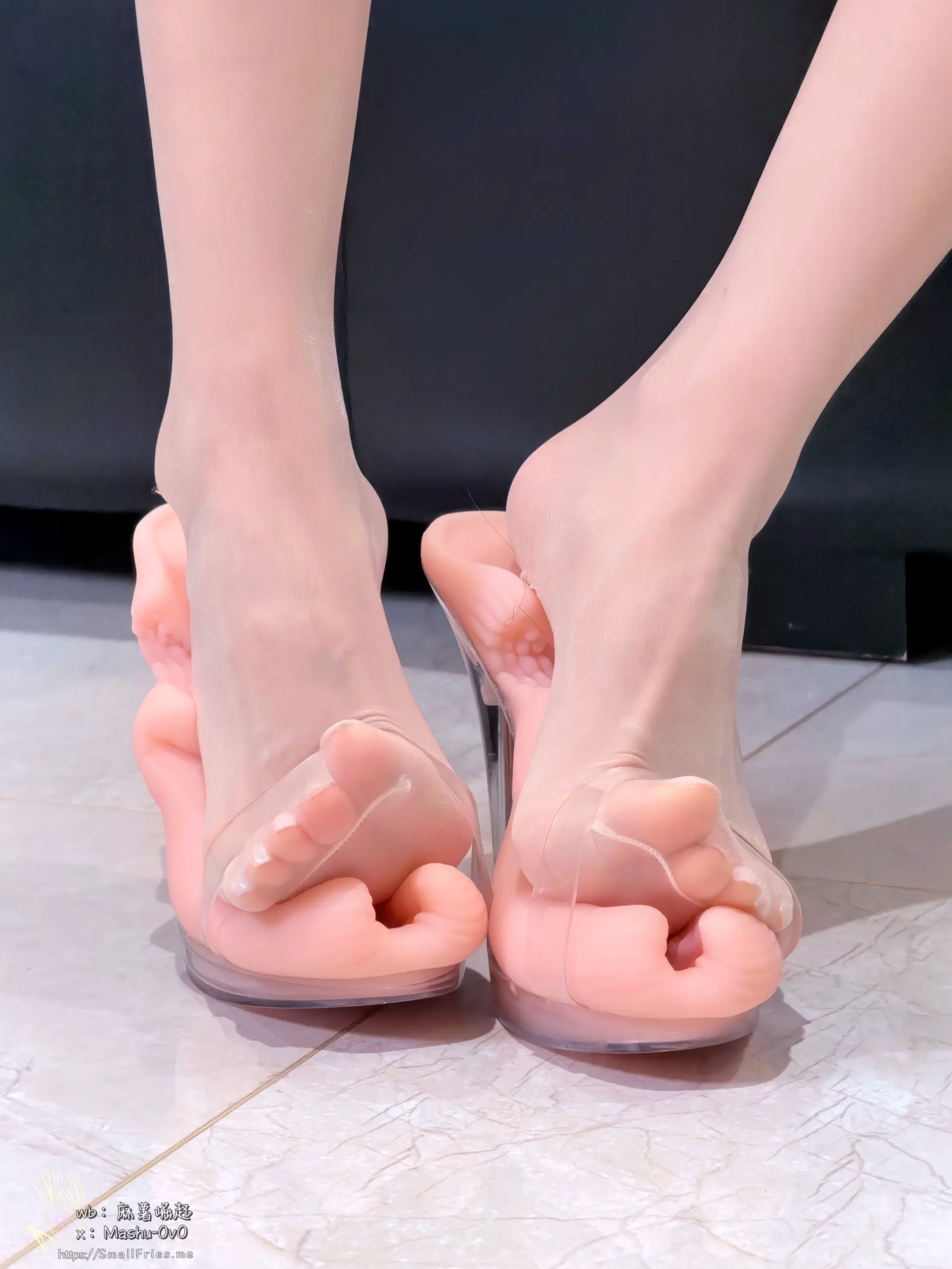 麻薯好吃 - 极品美足丝袜私房写真，精致足控视觉盛宴 [100P]
