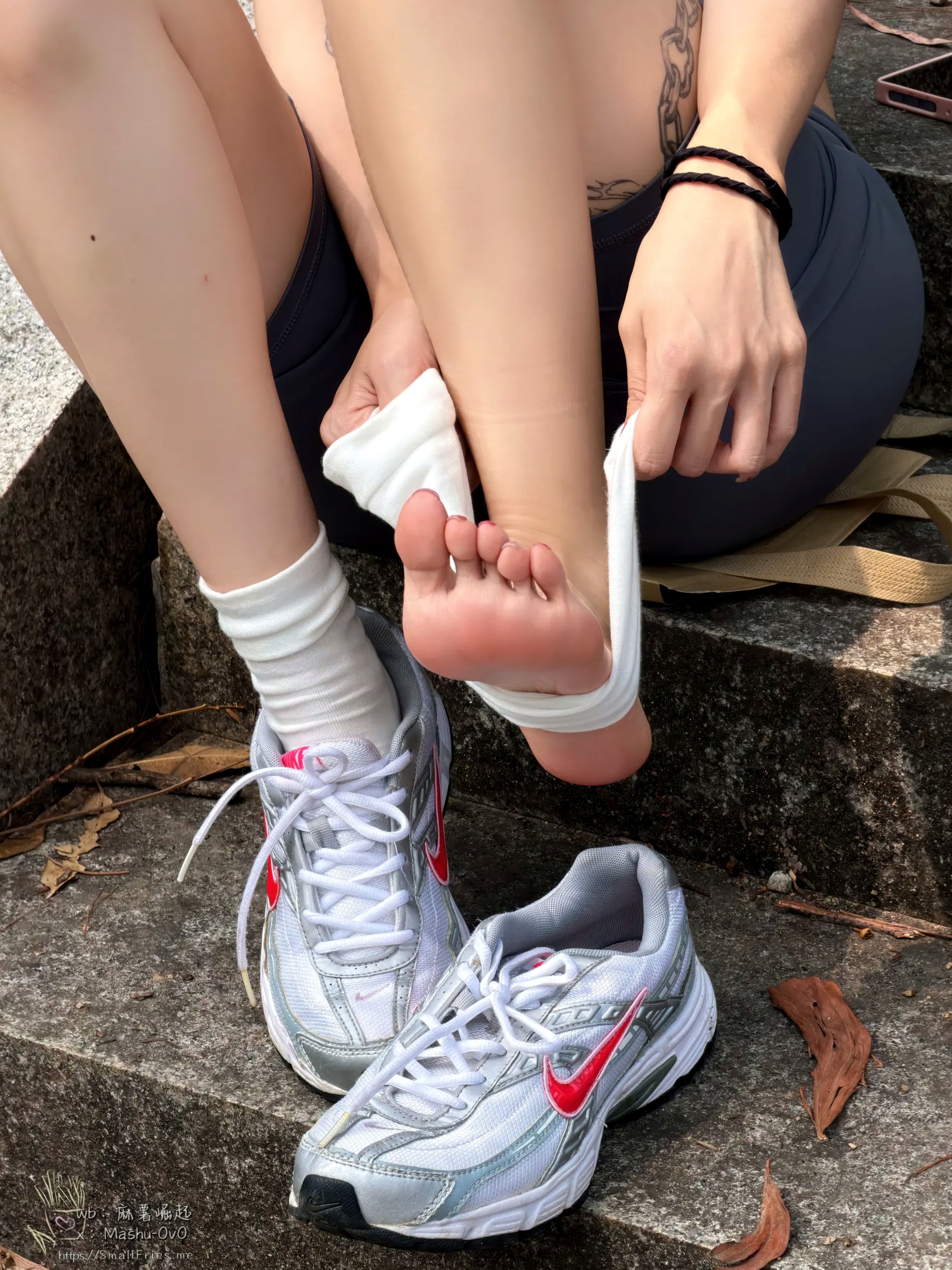 麻薯好吃 - 极品美足丝袜私房写真，精致足控视觉盛宴 [100P]