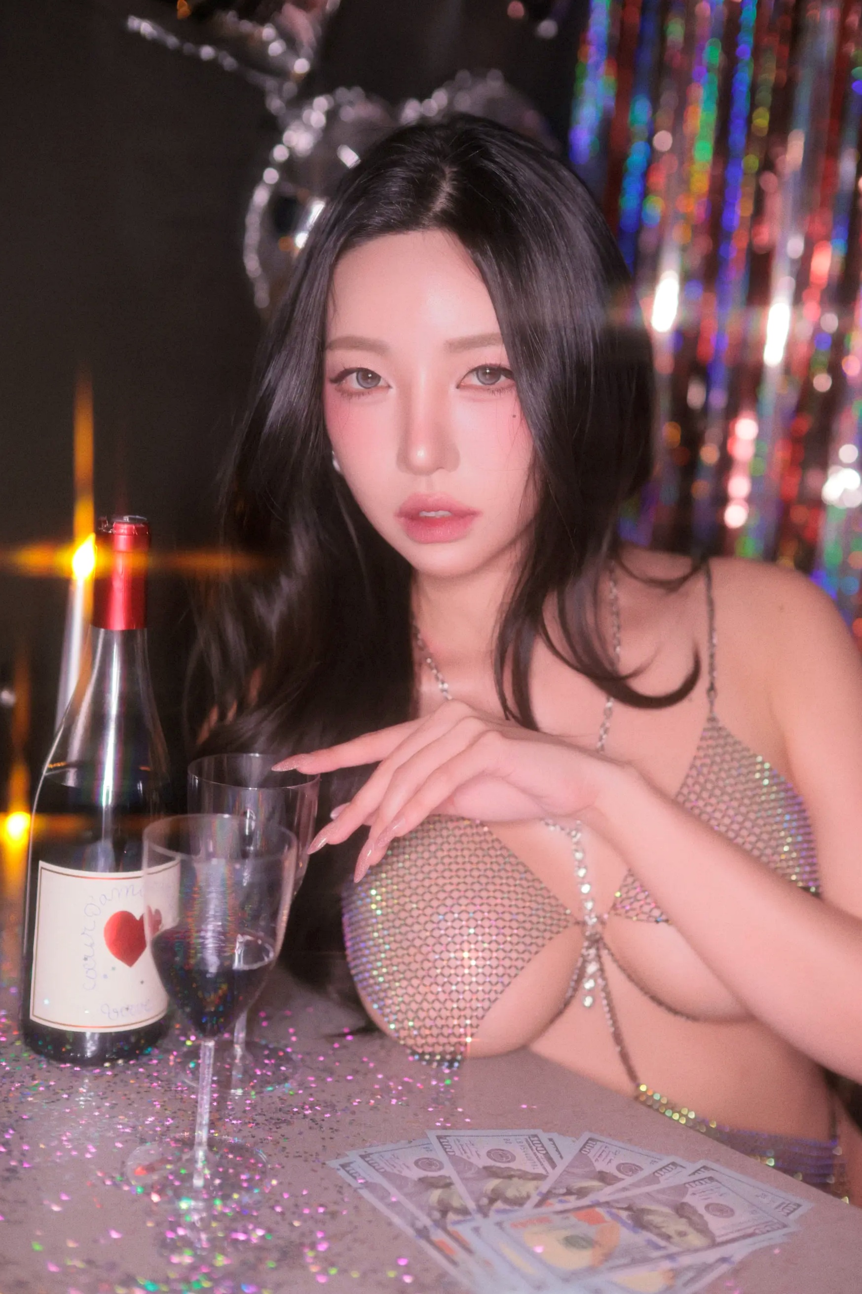 Dongeuran - 奢华派对系列：身着性感金属网纱裙的优雅尤物，光影交织下的室内私房大尺度写真 [100P]