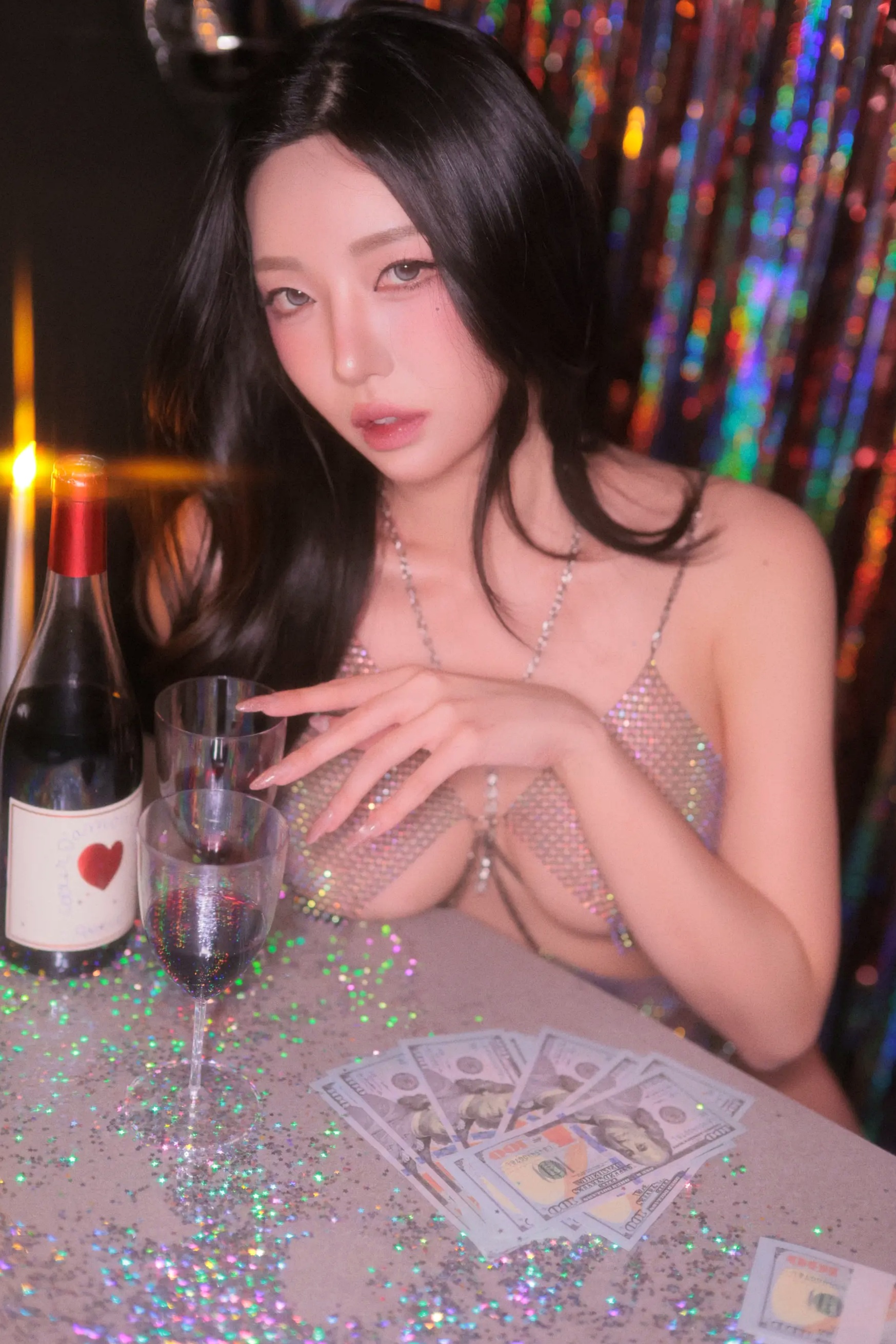 Dongeuran - 奢华派对系列：身着性感金属网纱裙的优雅尤物，光影交织下的室内私房大尺度写真 [100P]