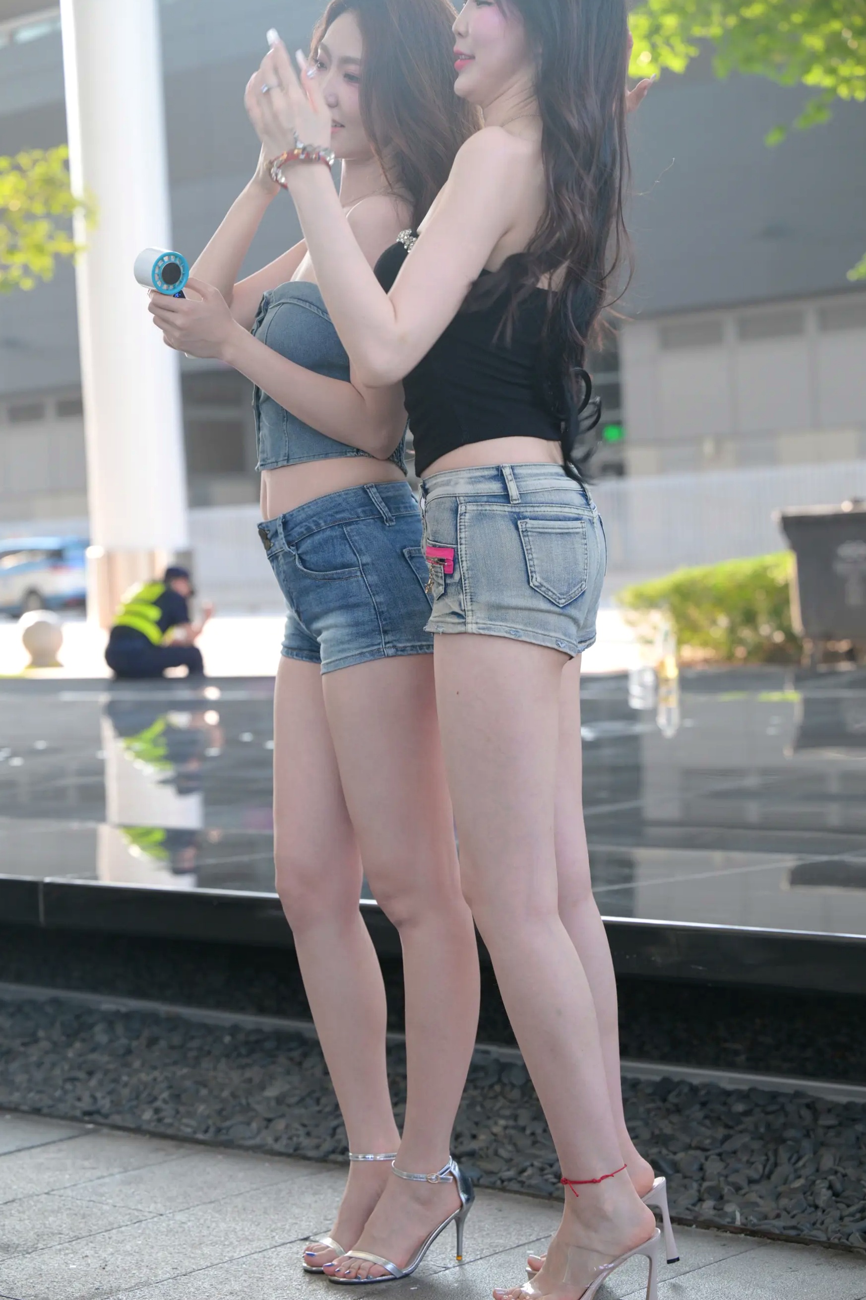 Gallery - 牛仔热裤美腿 - 户外街拍性感美女时尚写真 [52P]性感街拍美腿户外女神 女神私房照_秀色女神 - image 9