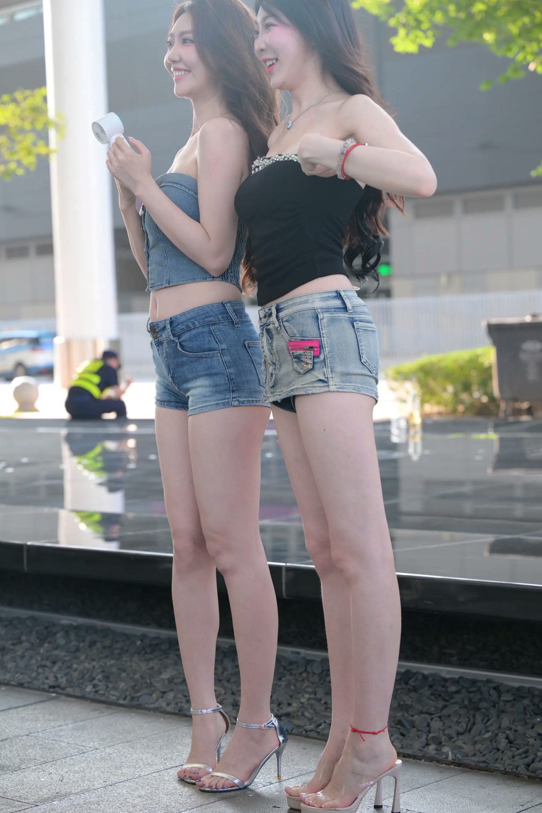 牛仔热裤美腿 - 户外街拍性感美女时尚写真 [52P]