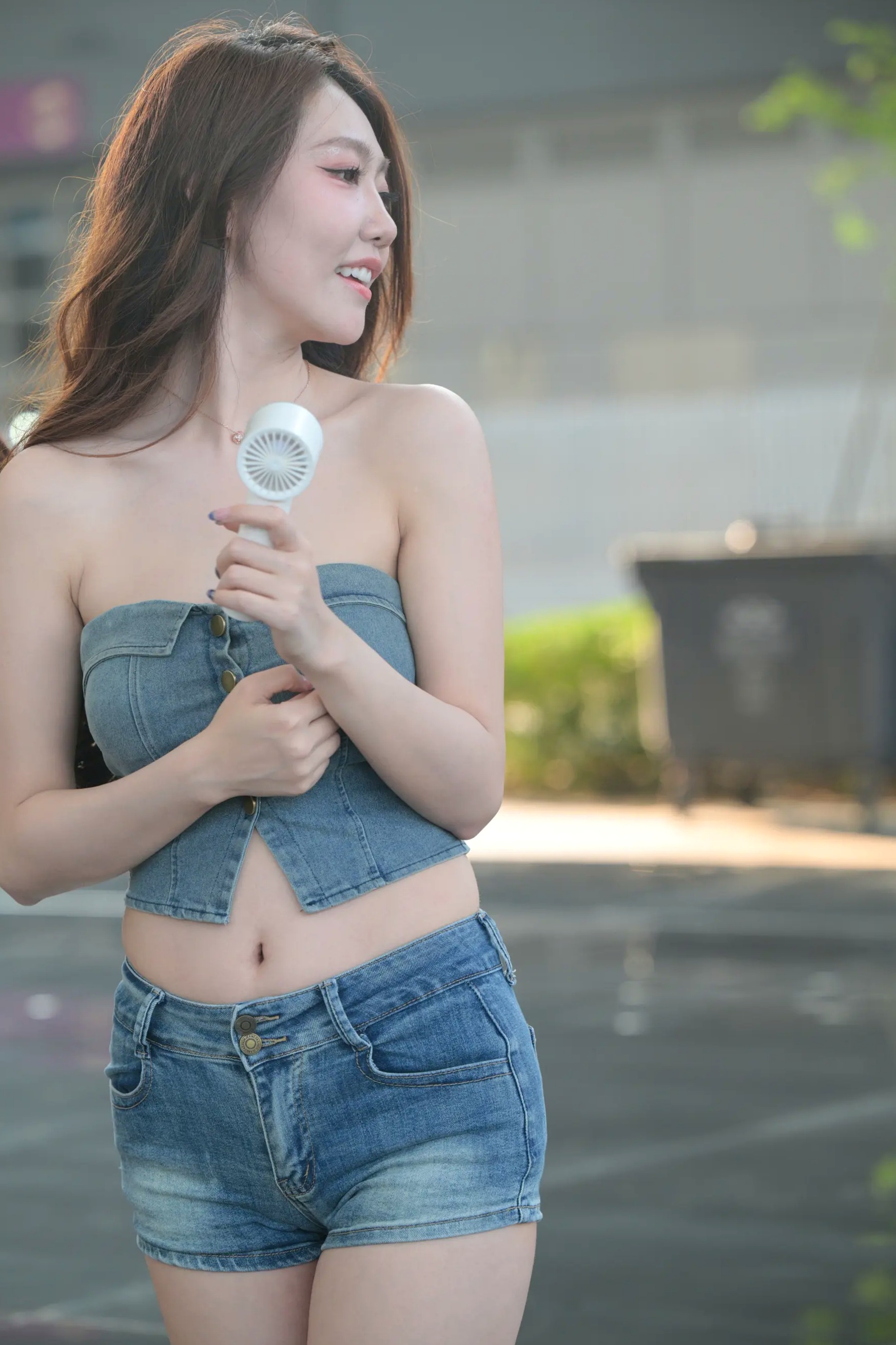 牛仔热裤美腿 - 户外街拍性感美女时尚写真 [52P]
