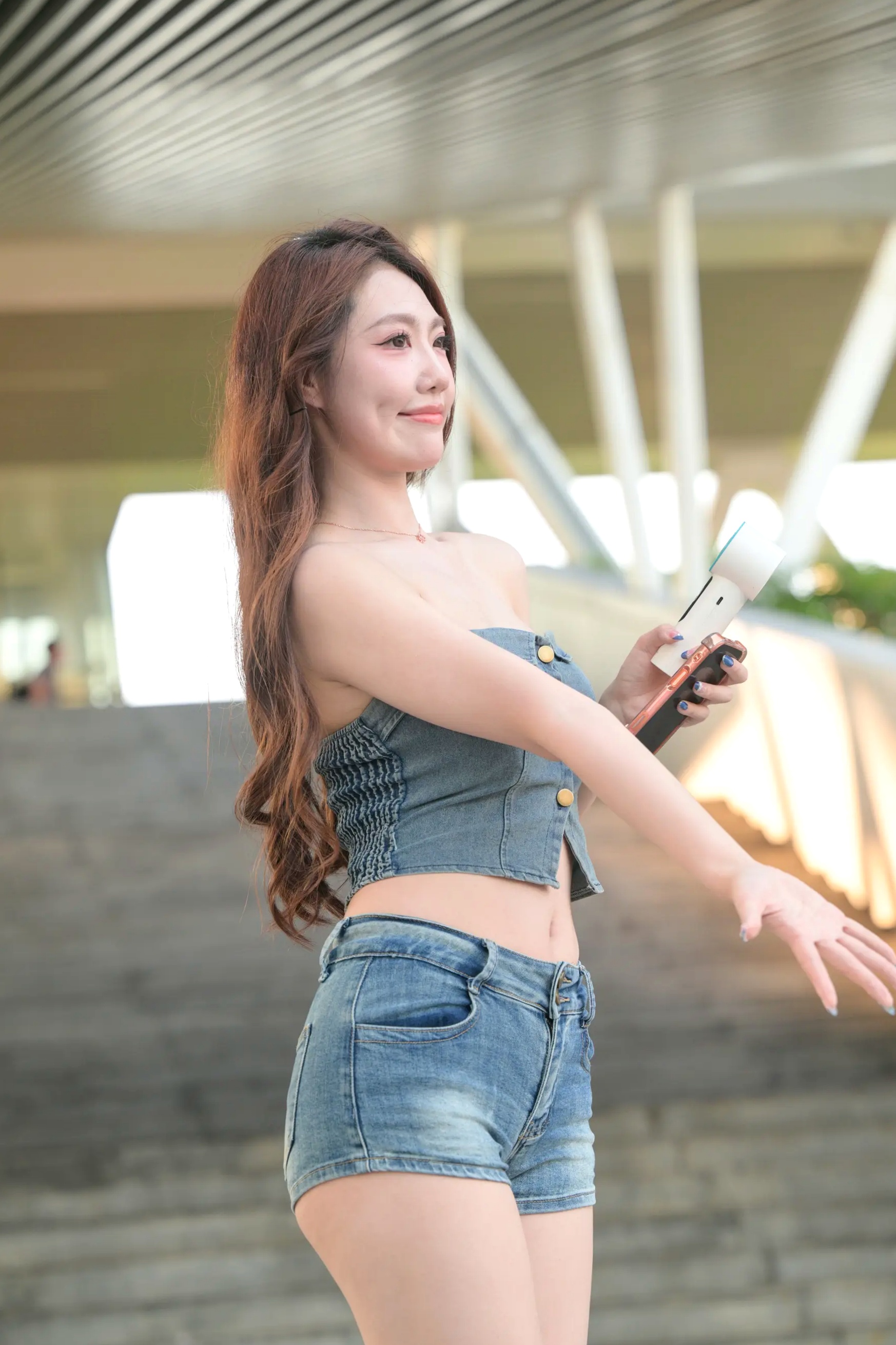 牛仔热裤美腿 - 户外街拍性感美女时尚写真 [52P]