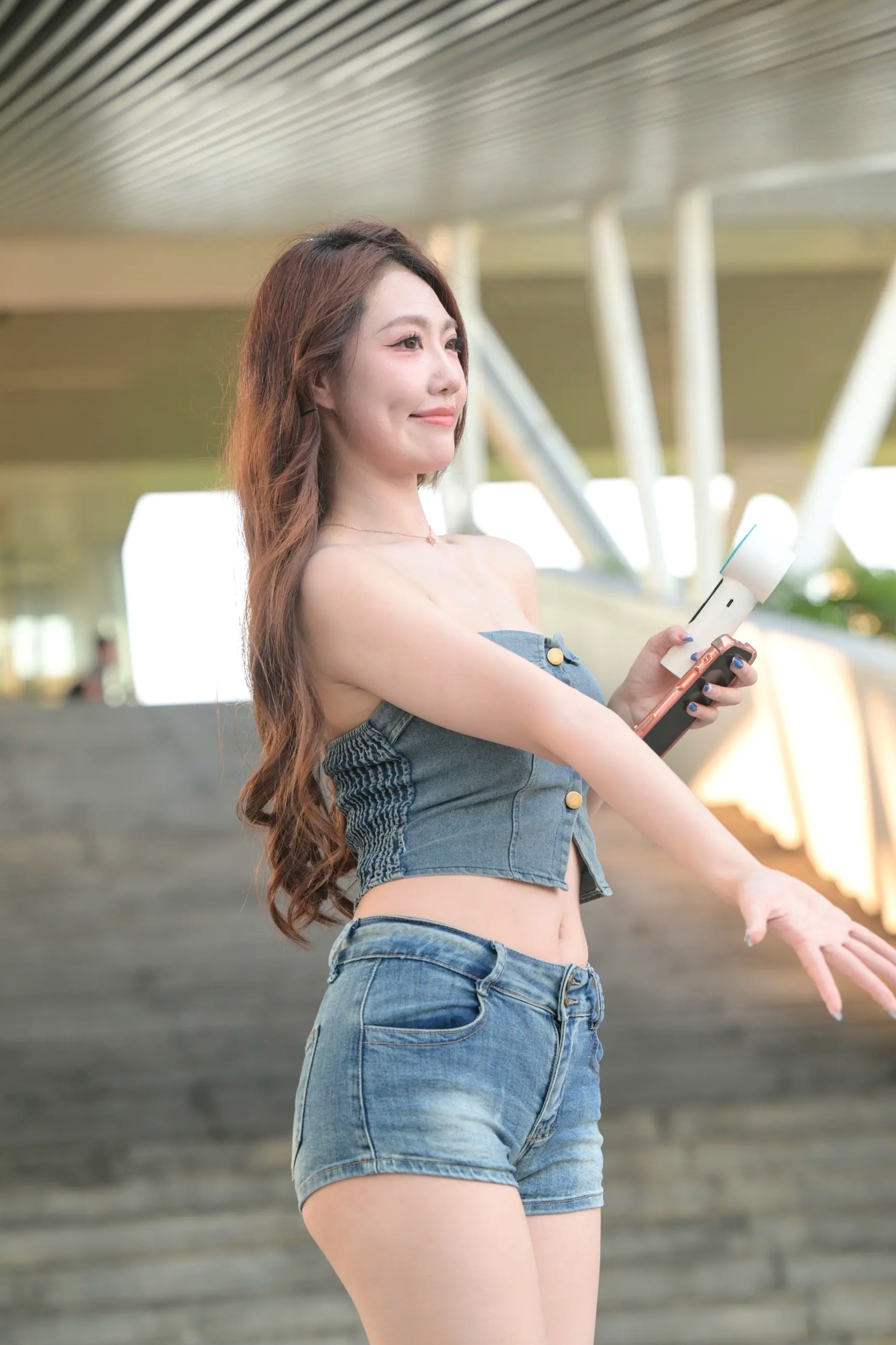牛仔热裤美腿 - 户外街拍性感美女时尚写真 [52P]