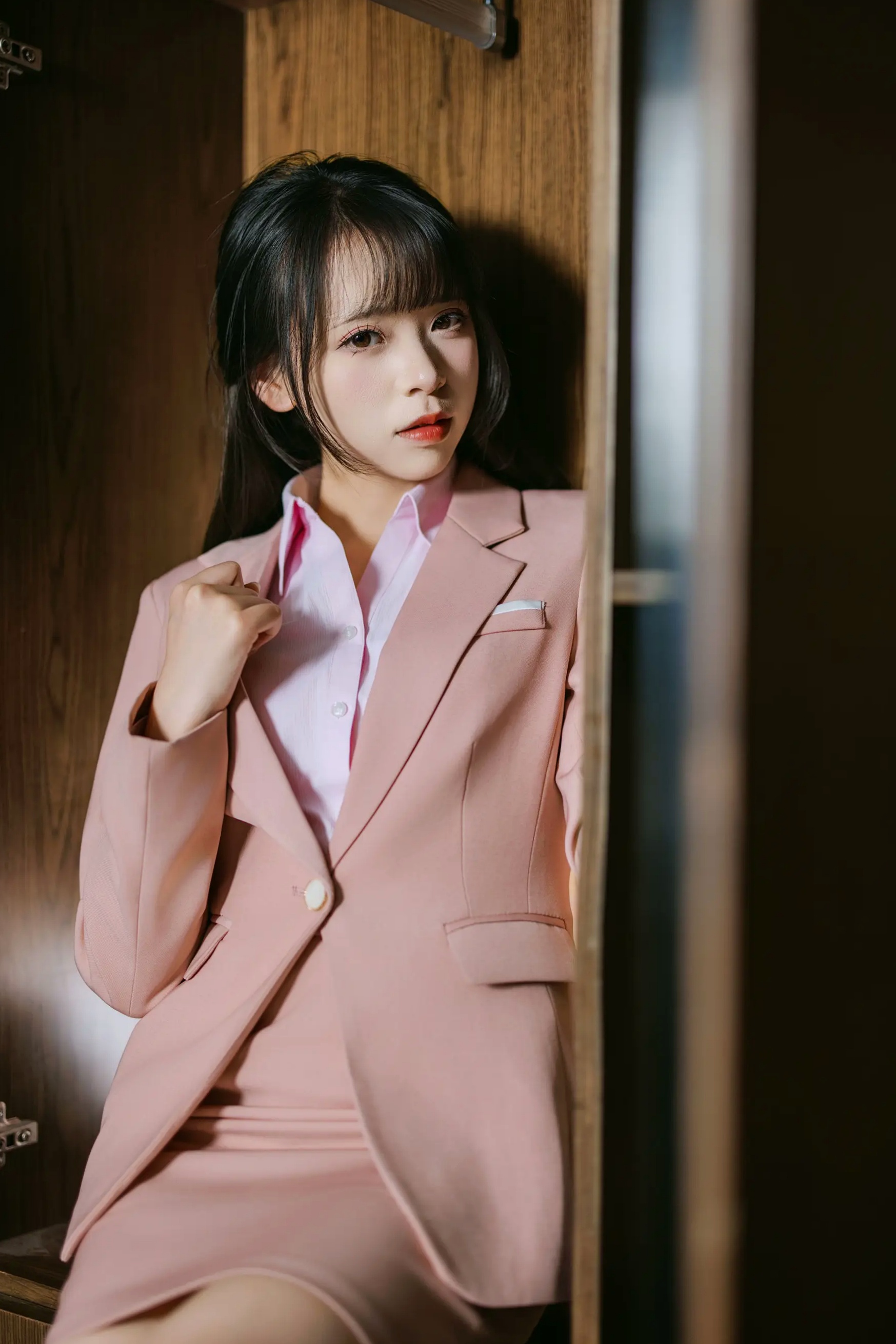 [YITUYU] 2026.04.25 粉色西装 南烛 室内制服诱惑美腿私房照 [101P]