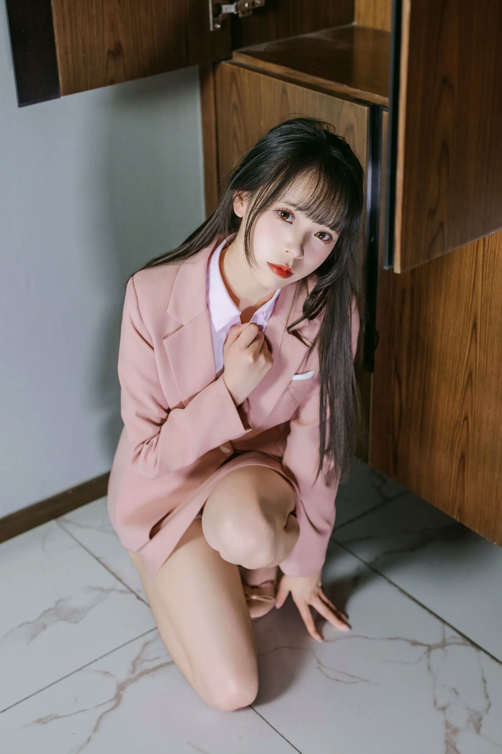 [YITUYU] 2026.04.25 粉色西装 南烛 室内制服诱惑美腿私房照 [101P]