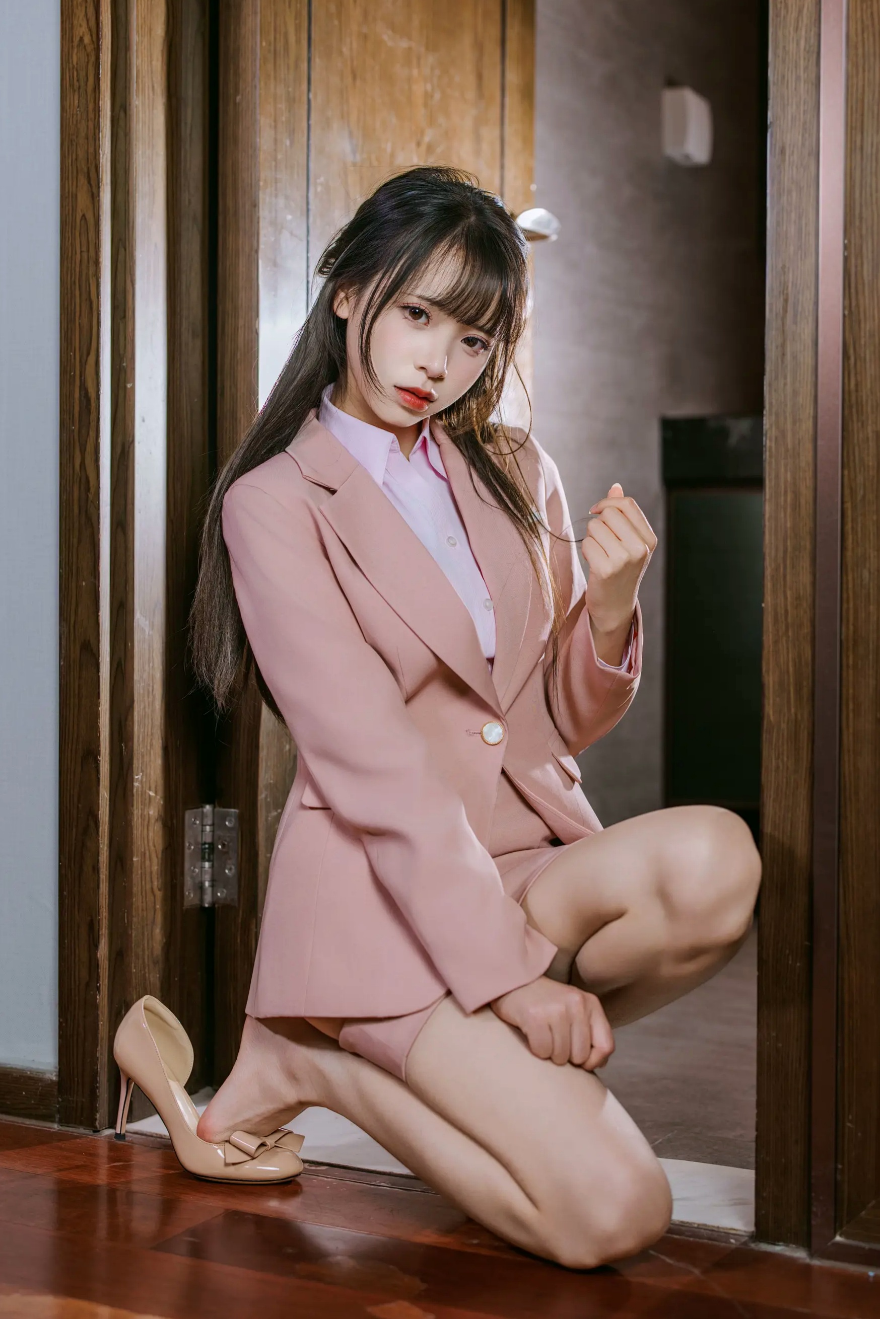 [YITUYU] 2026.04.25 粉色西装 南烛 室内制服诱惑美腿私房照 [101P]