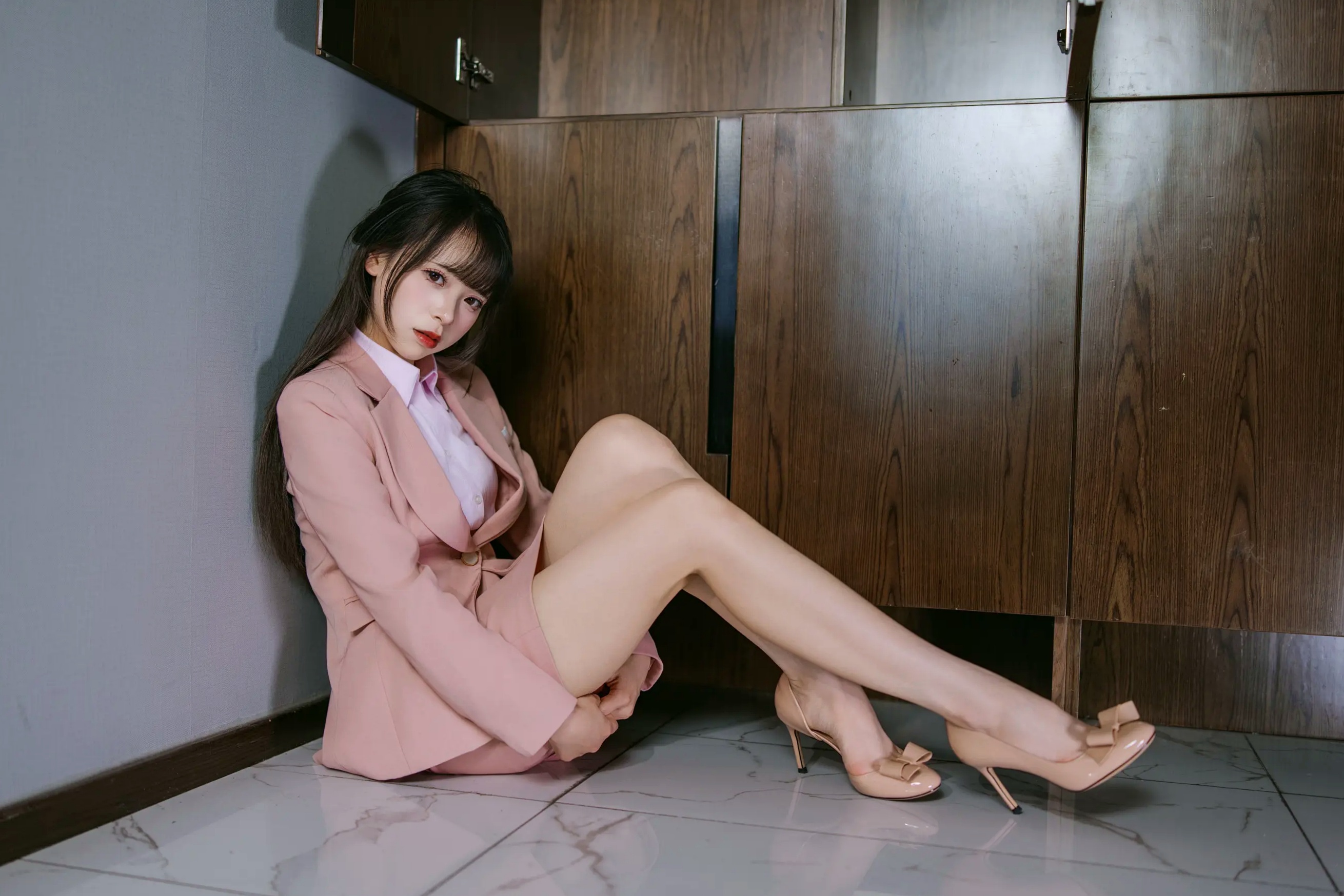 [YITUYU] 2026.04.25 粉色西装 南烛 室内制服诱惑美腿私房照 [101P]