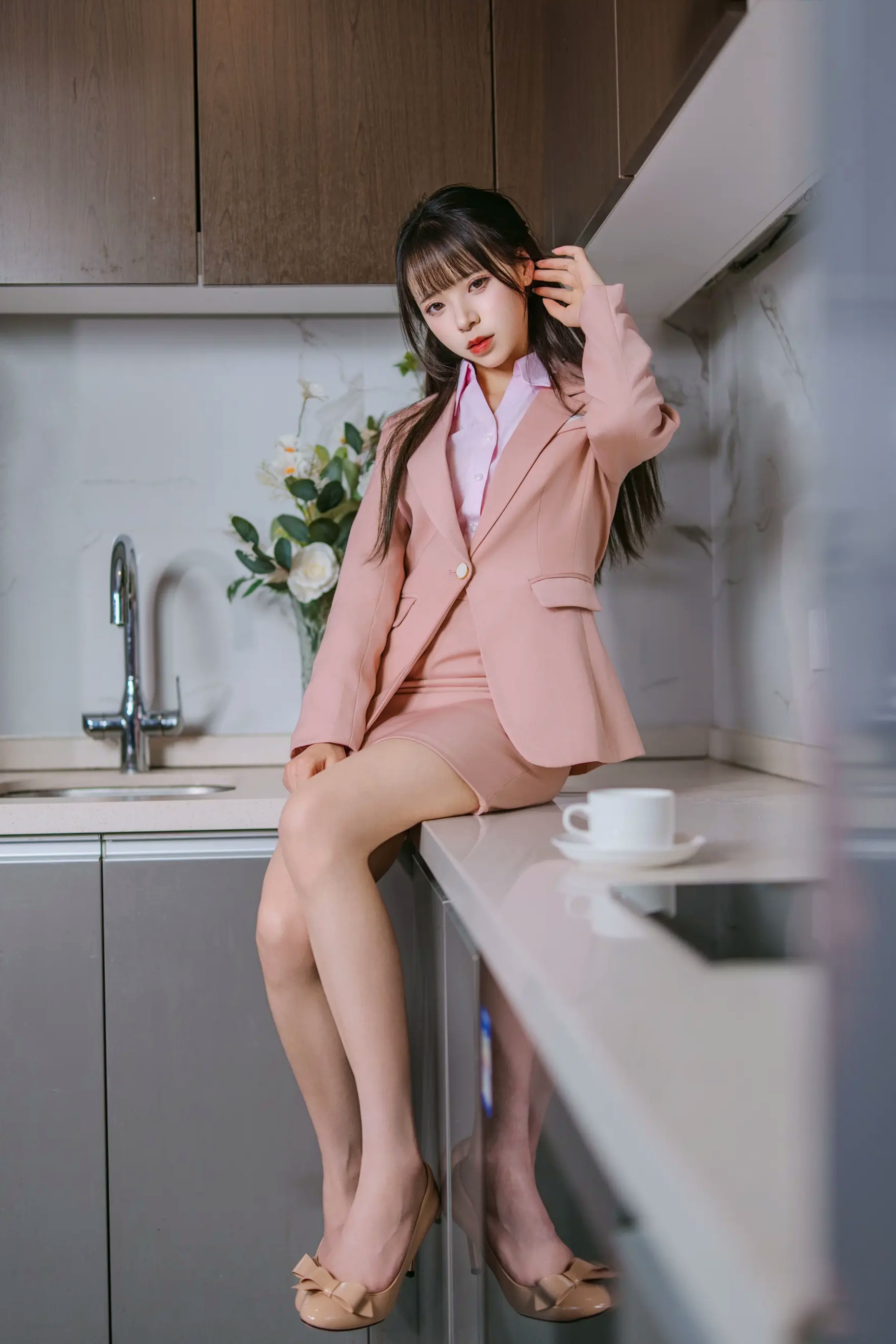 [YITUYU] 2026.04.25 粉色西装 南烛 室内制服诱惑美腿私房照 [101P]