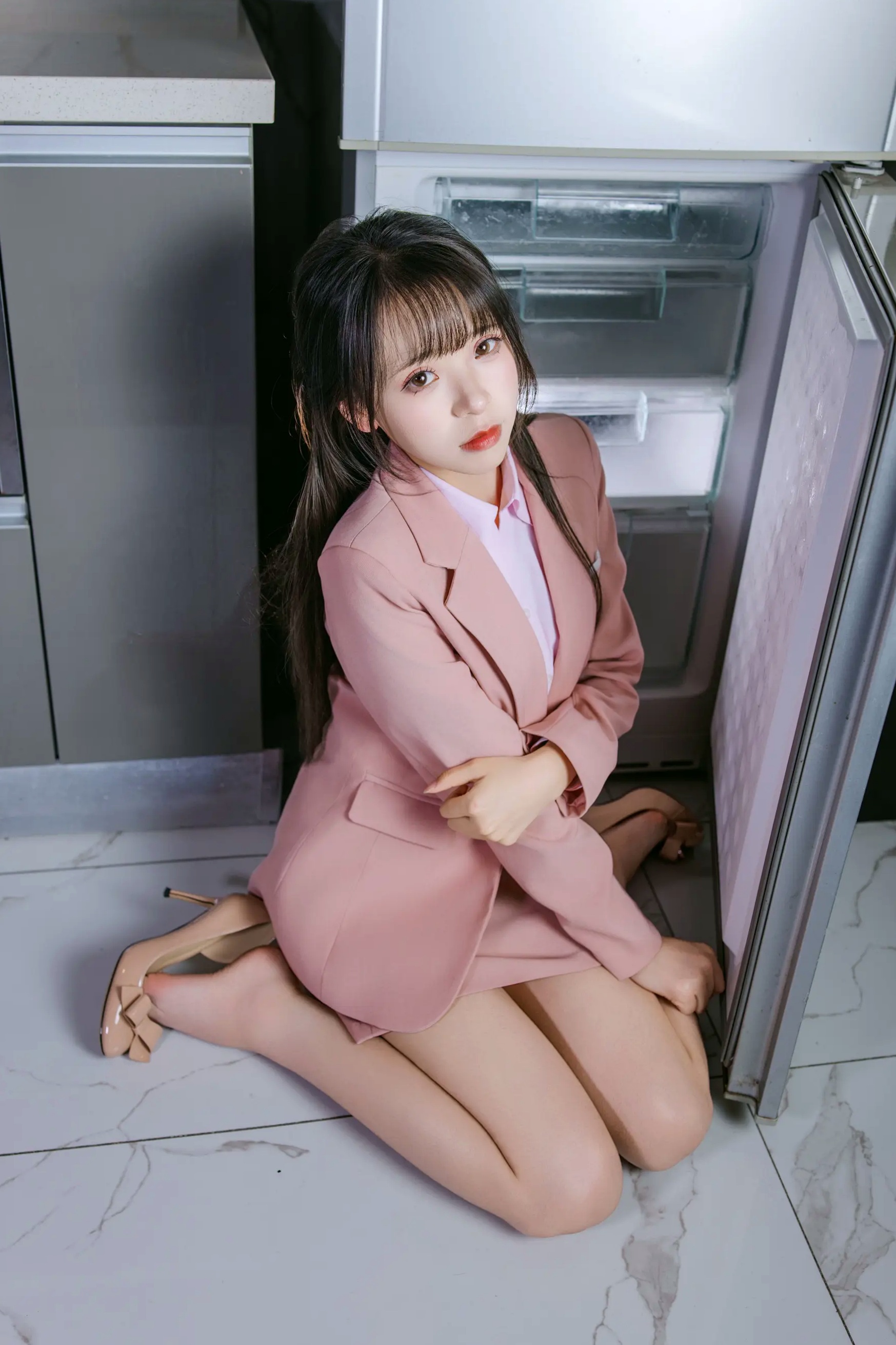 [YITUYU] 2026.04.25 粉色西装 南烛 室内制服诱惑美腿私房照 [101P]