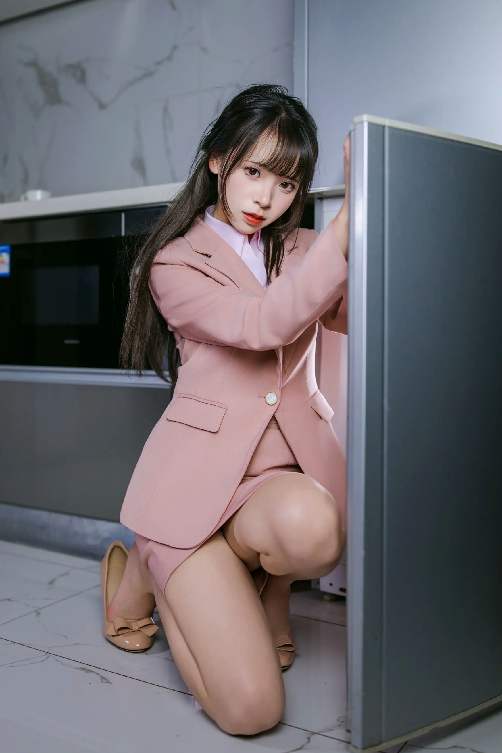 [YITUYU] 2026.04.25 粉色西装 南烛 室内制服诱惑美腿私房照 [101P]
