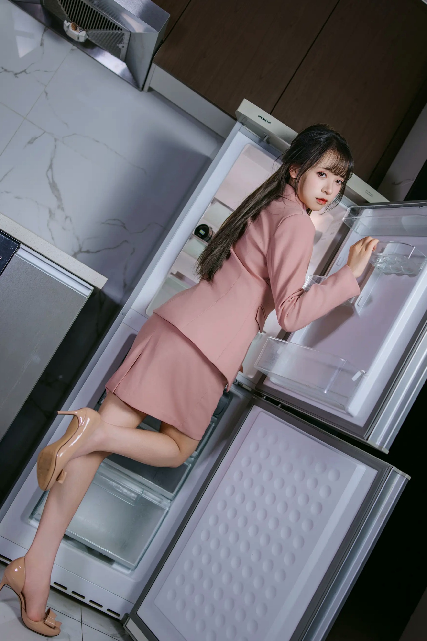 [YITUYU] 2026.04.25 粉色西装 南烛 室内制服诱惑美腿私房照 [101P]